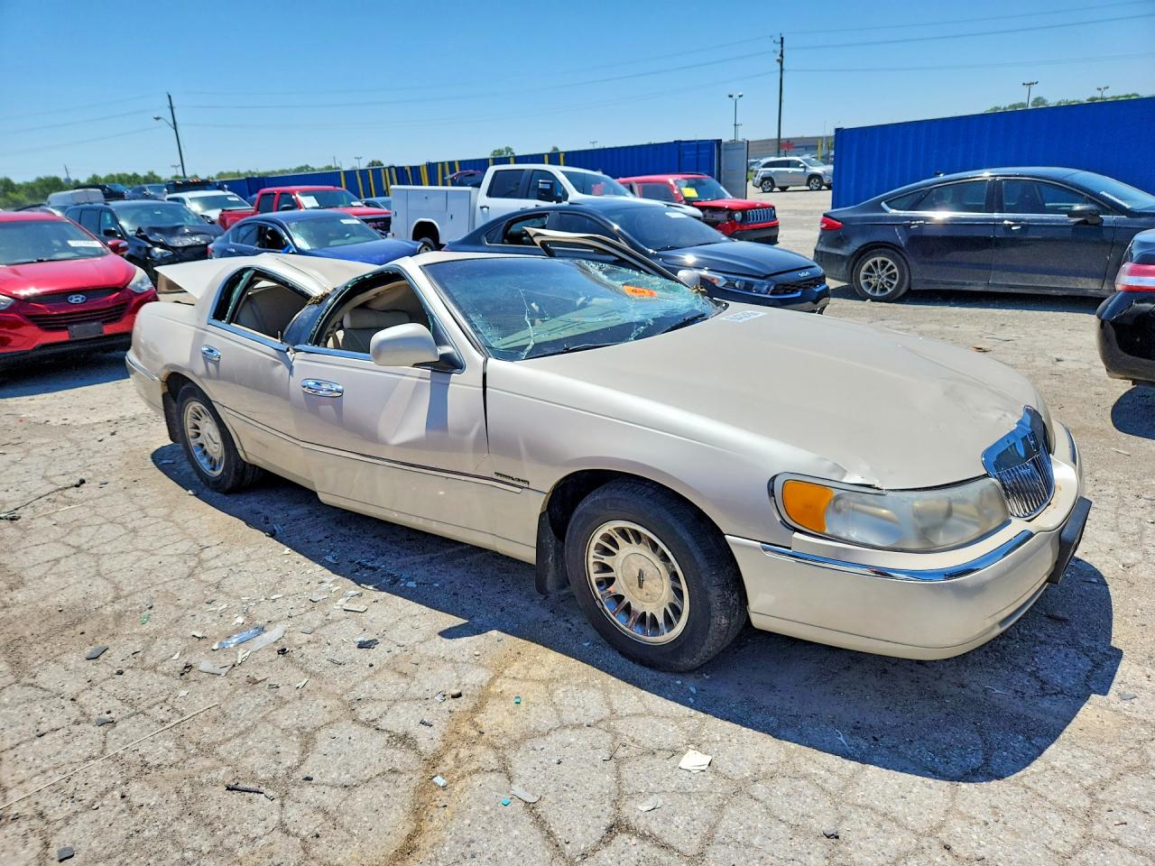2000 Lincoln Town Car Cartier Cream vin: 1LNHM83W8YY869329