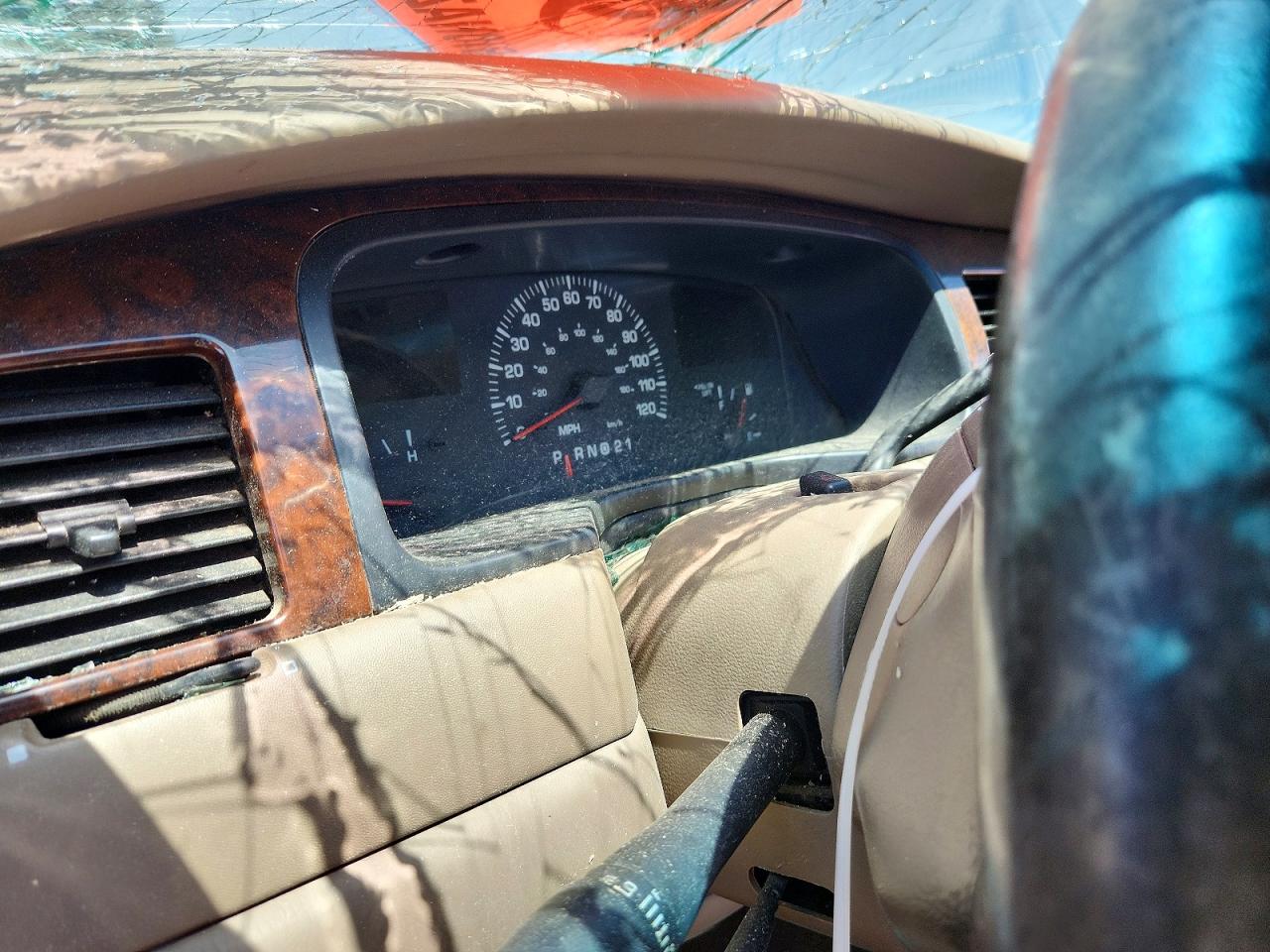 2000 Lincoln Town Car Cartier Cream vin: 1LNHM83W8YY869329
