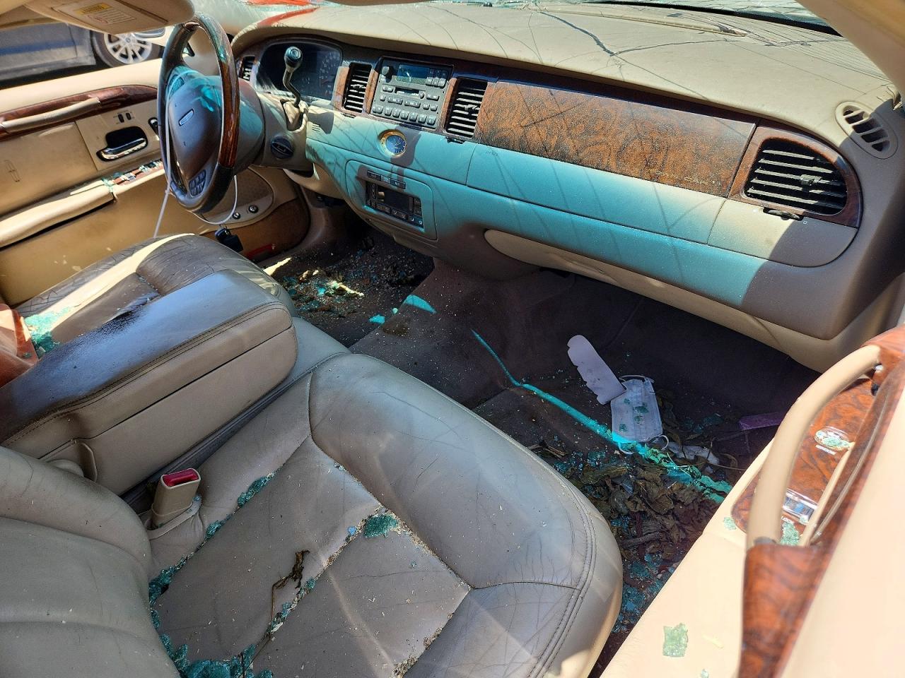 2000 Lincoln Town Car Cartier Cream vin: 1LNHM83W8YY869329
