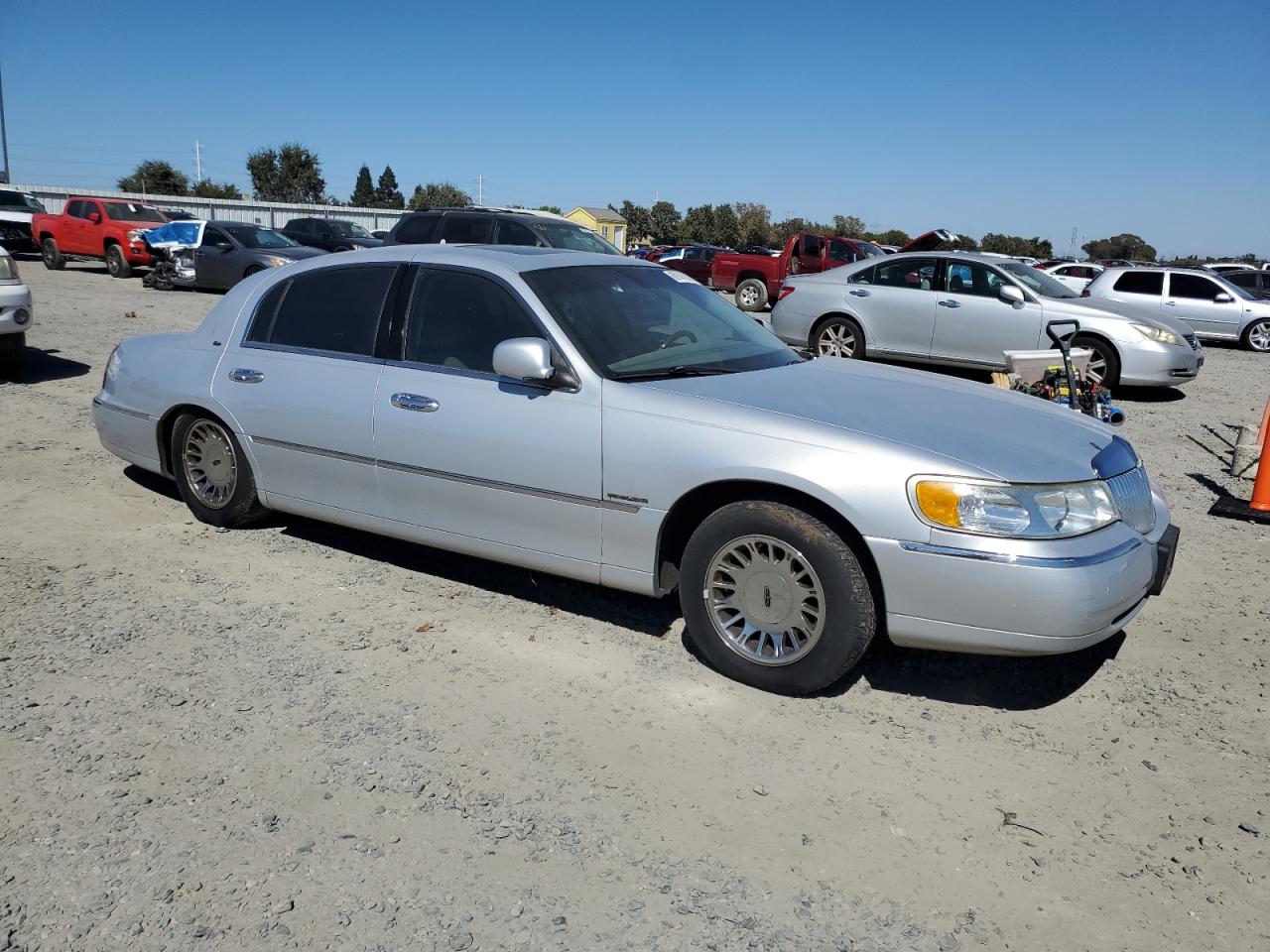2002 Lincoln Town Car Cartier Silver vin: 1LNHM83W92Y609433
