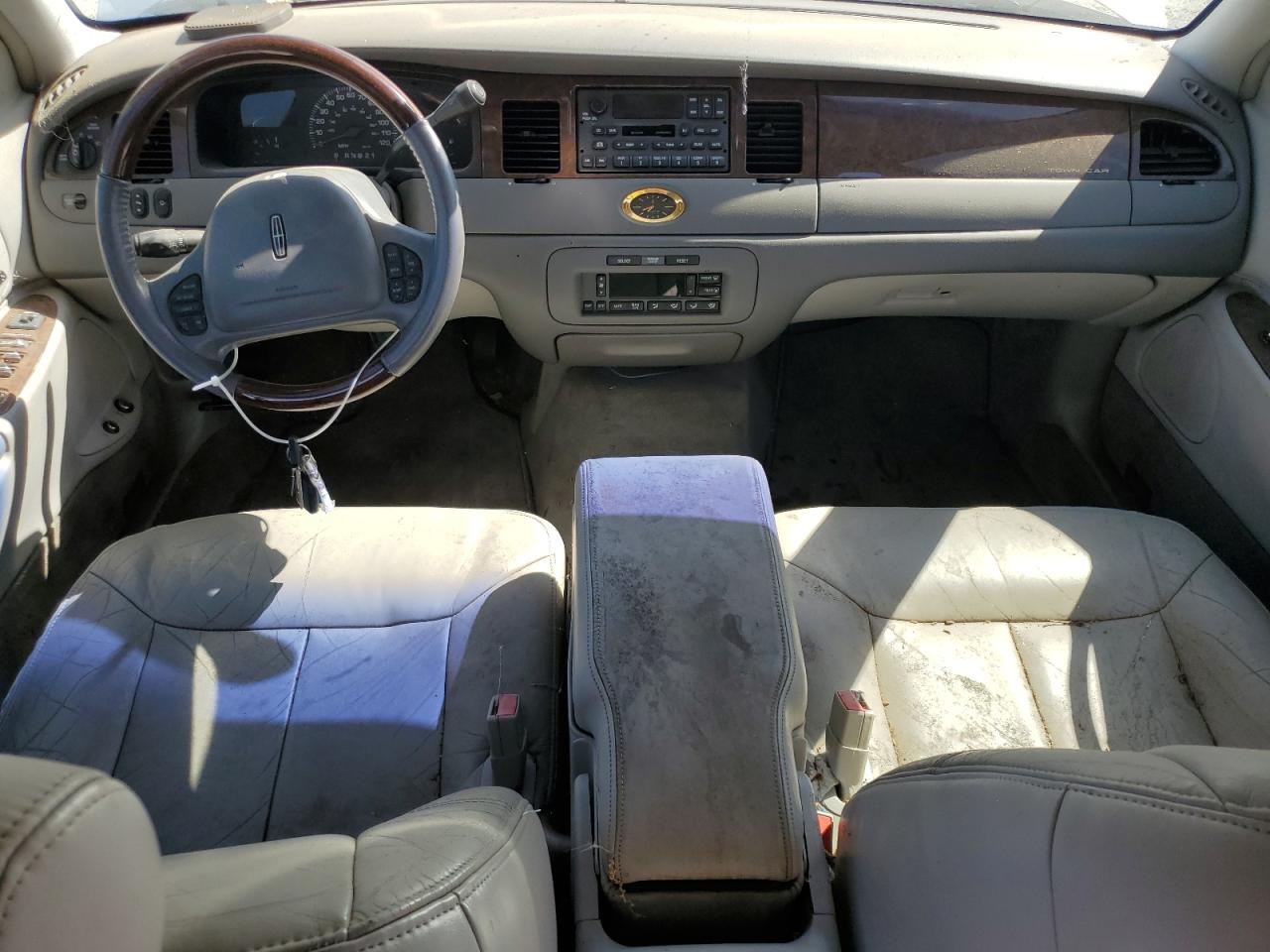 2002 Lincoln Town Car Cartier Silver vin: 1LNHM83W92Y609433