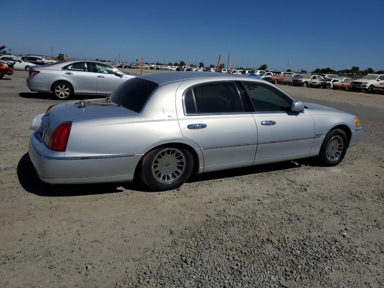 2002 Lincoln Town Car Cartier Silver vin: 1LNHM83W92Y609433