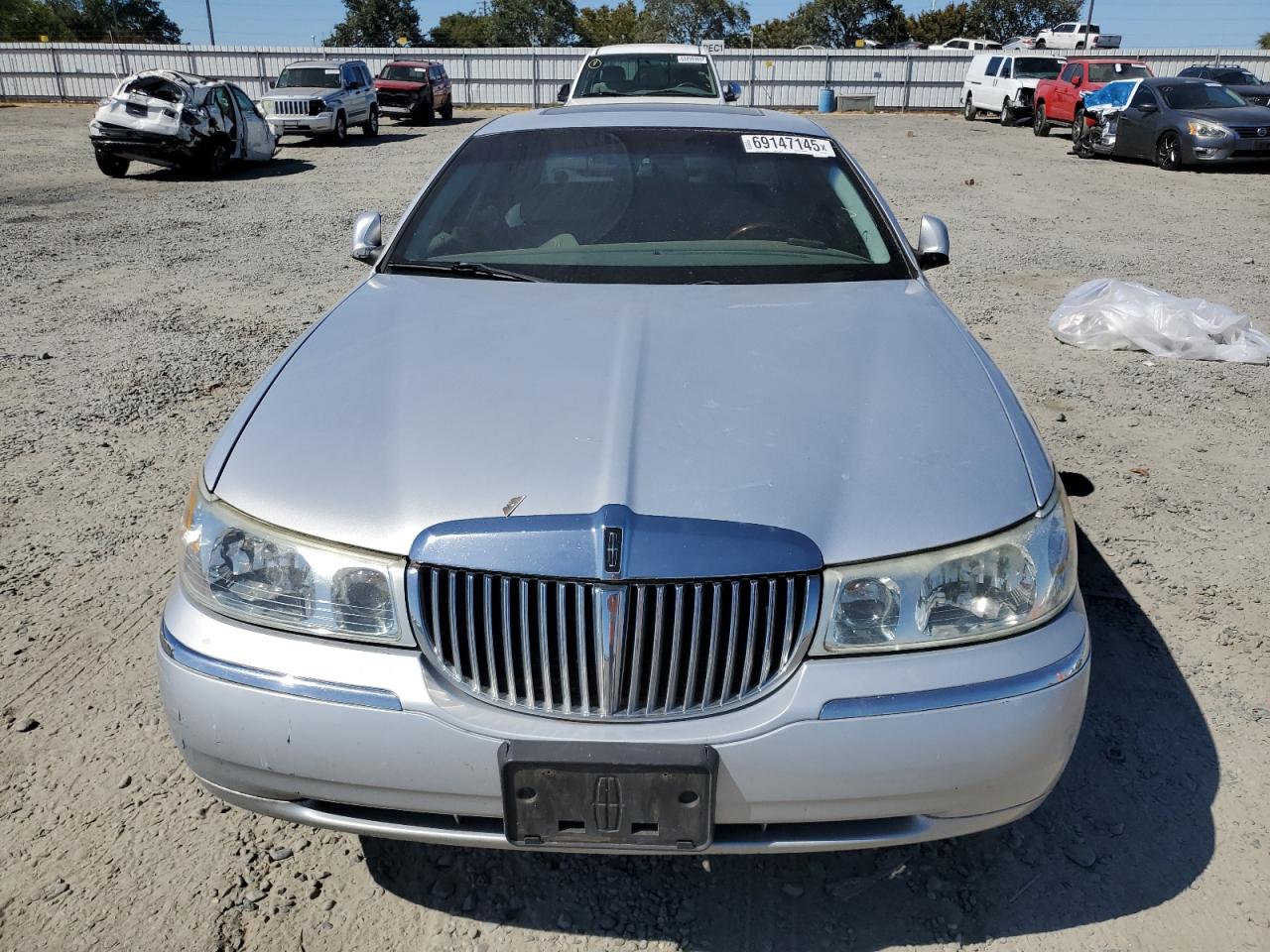 2002 Lincoln Town Car Cartier Silver vin: 1LNHM83W92Y609433