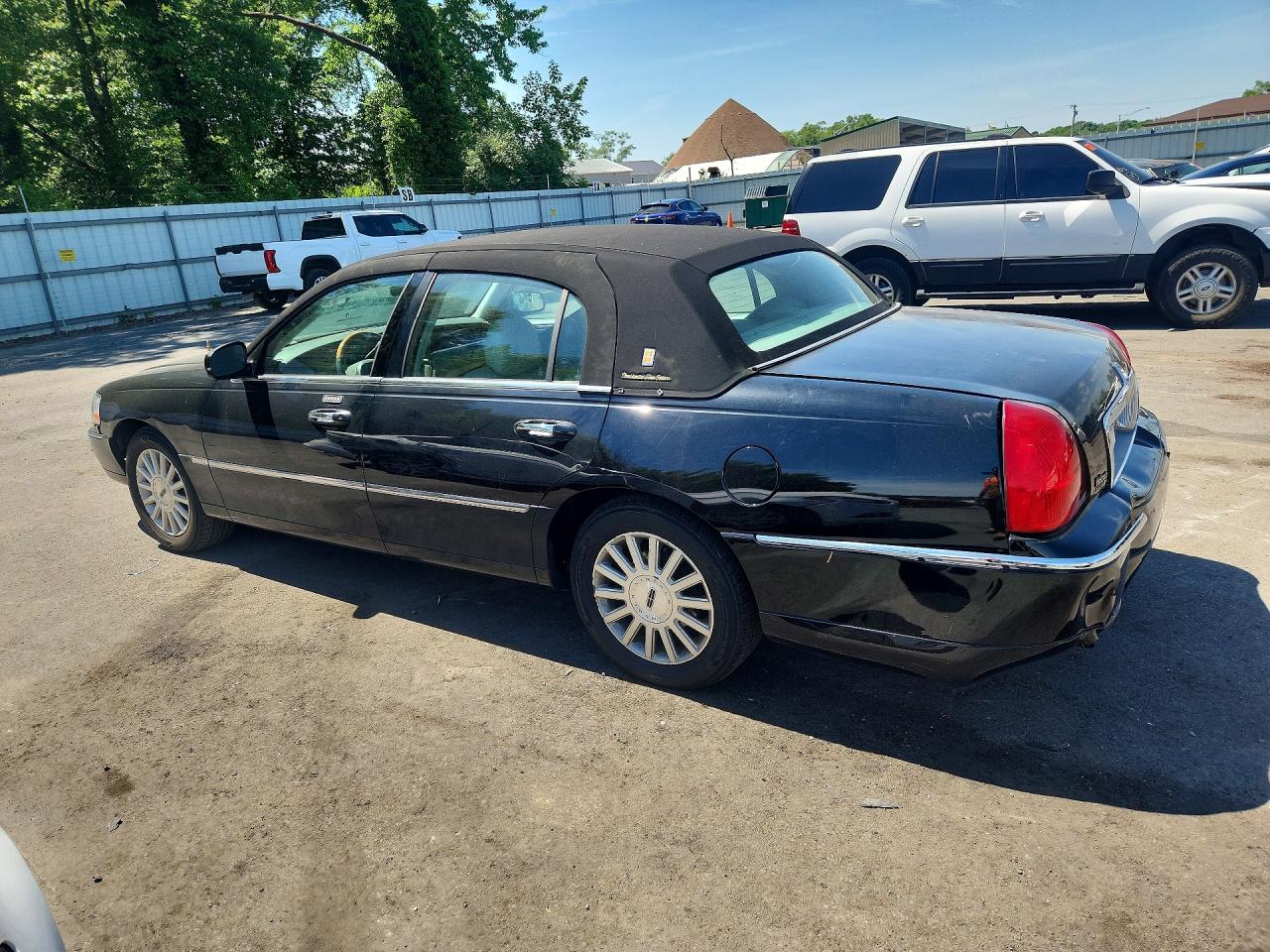 2004 Lincoln Town Car Ultimate Black vin: 1LNHM83W94Y616241