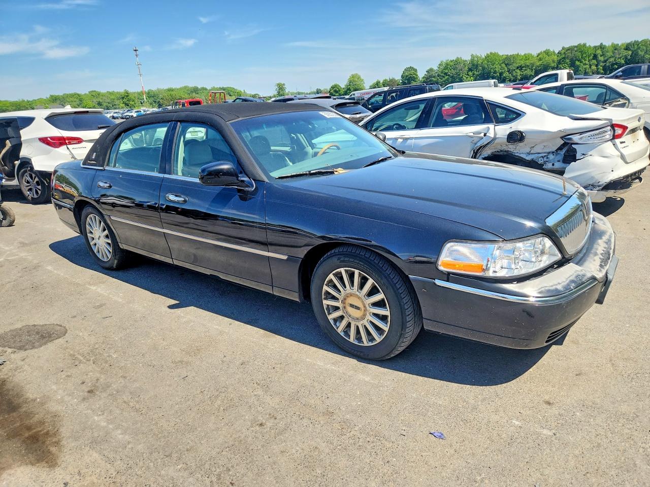 2004 Lincoln Town Car Ultimate Black vin: 1LNHM83W94Y616241