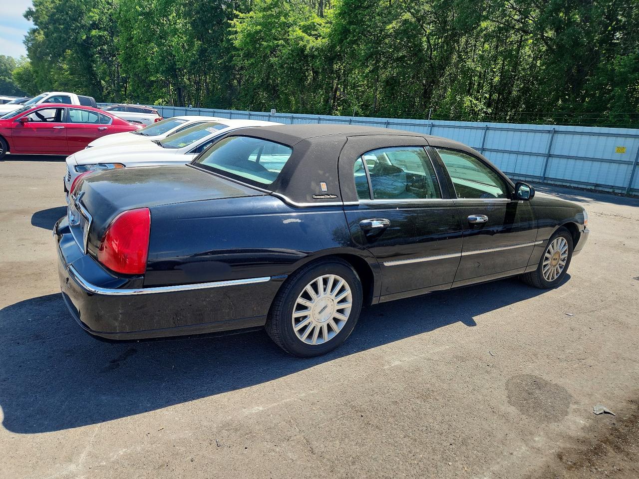 2004 Lincoln Town Car Ultimate Black vin: 1LNHM83W94Y616241