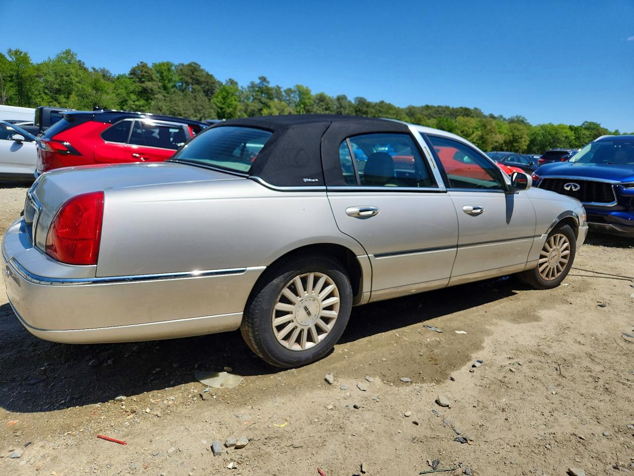 2004 Lincoln Town Car Ultimate Silver vin: 1LNHM83W94Y618913