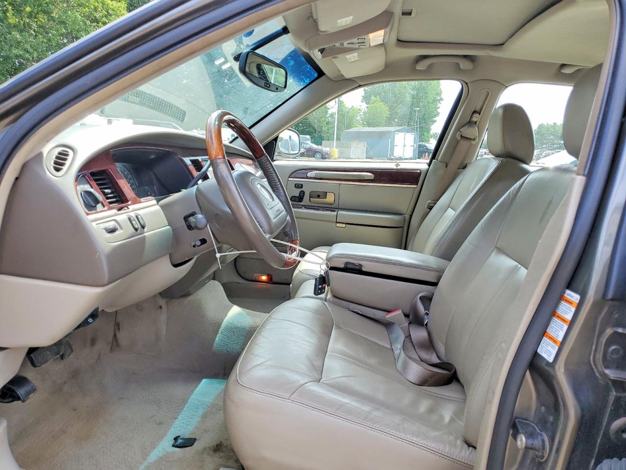 2004 Lincoln Town Car Ultimate Gray vin: 1LNHM83W94Y633072