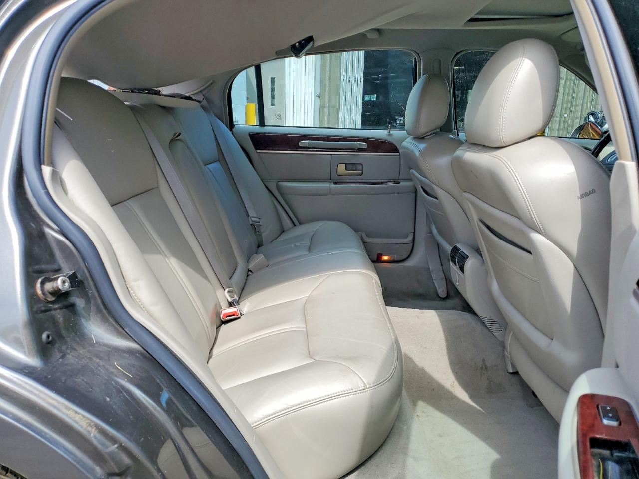 2004 Lincoln Town Car Ultimate Gray vin: 1LNHM83W94Y633072