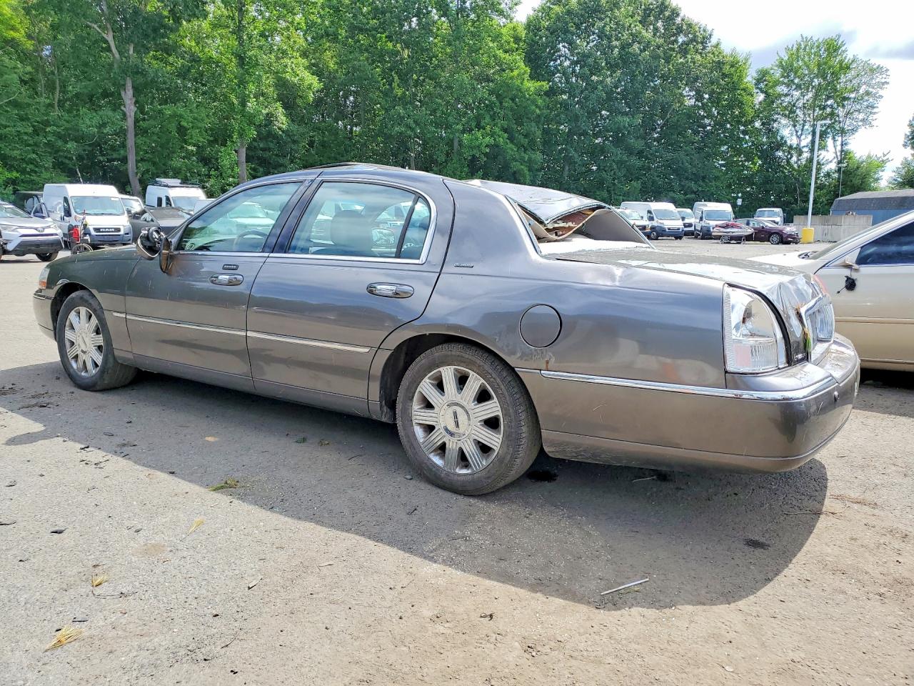 2004 Lincoln Town Car Ultimate Gray vin: 1LNHM83W94Y633072
