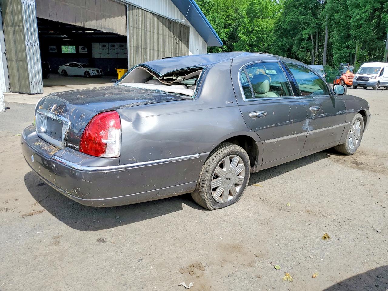 2004 Lincoln Town Car Ultimate Gray vin: 1LNHM83W94Y633072