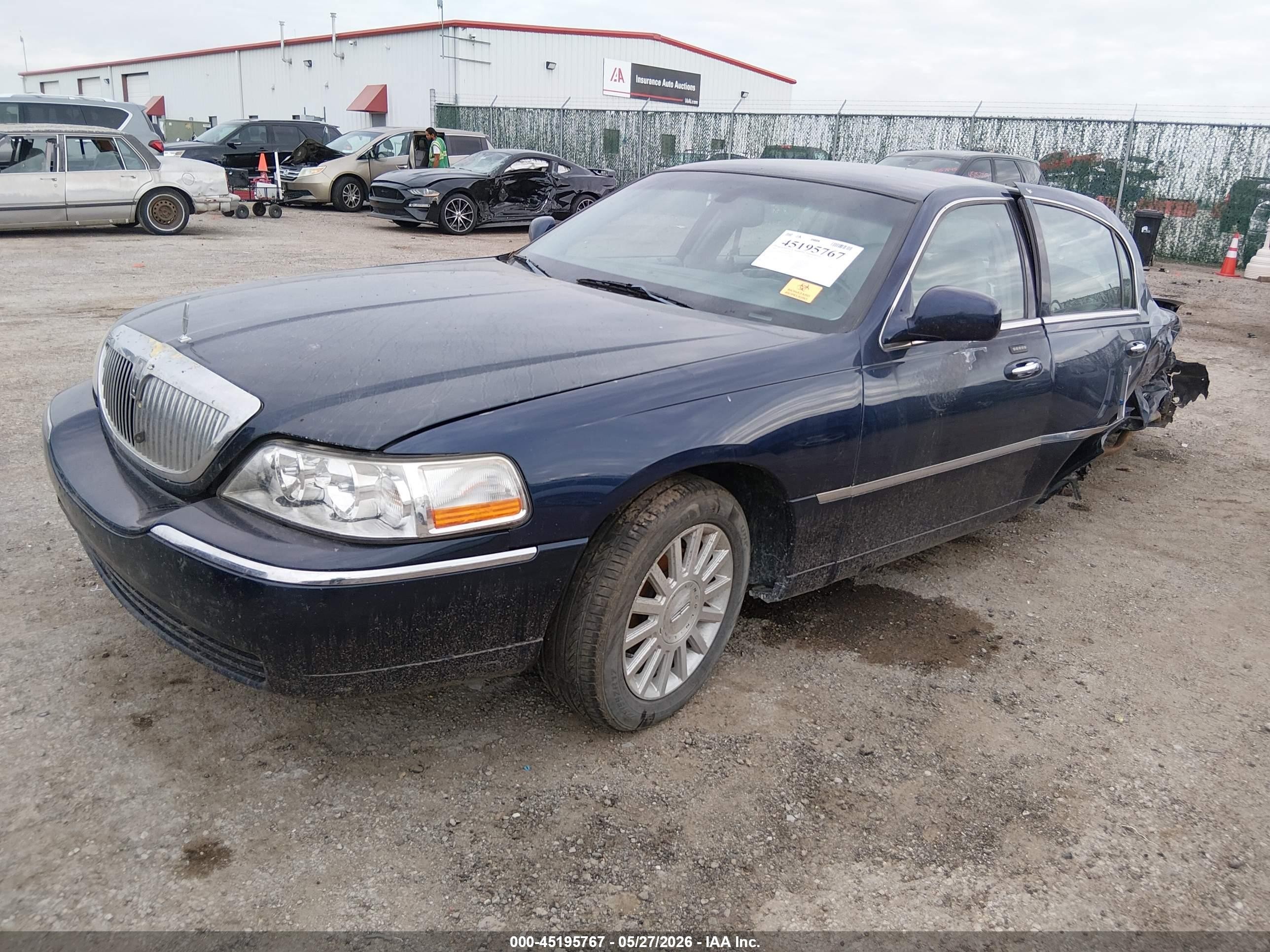 2004 Lincoln Town Car Ultimate Blue vin: 1LNHM83W94Y670610