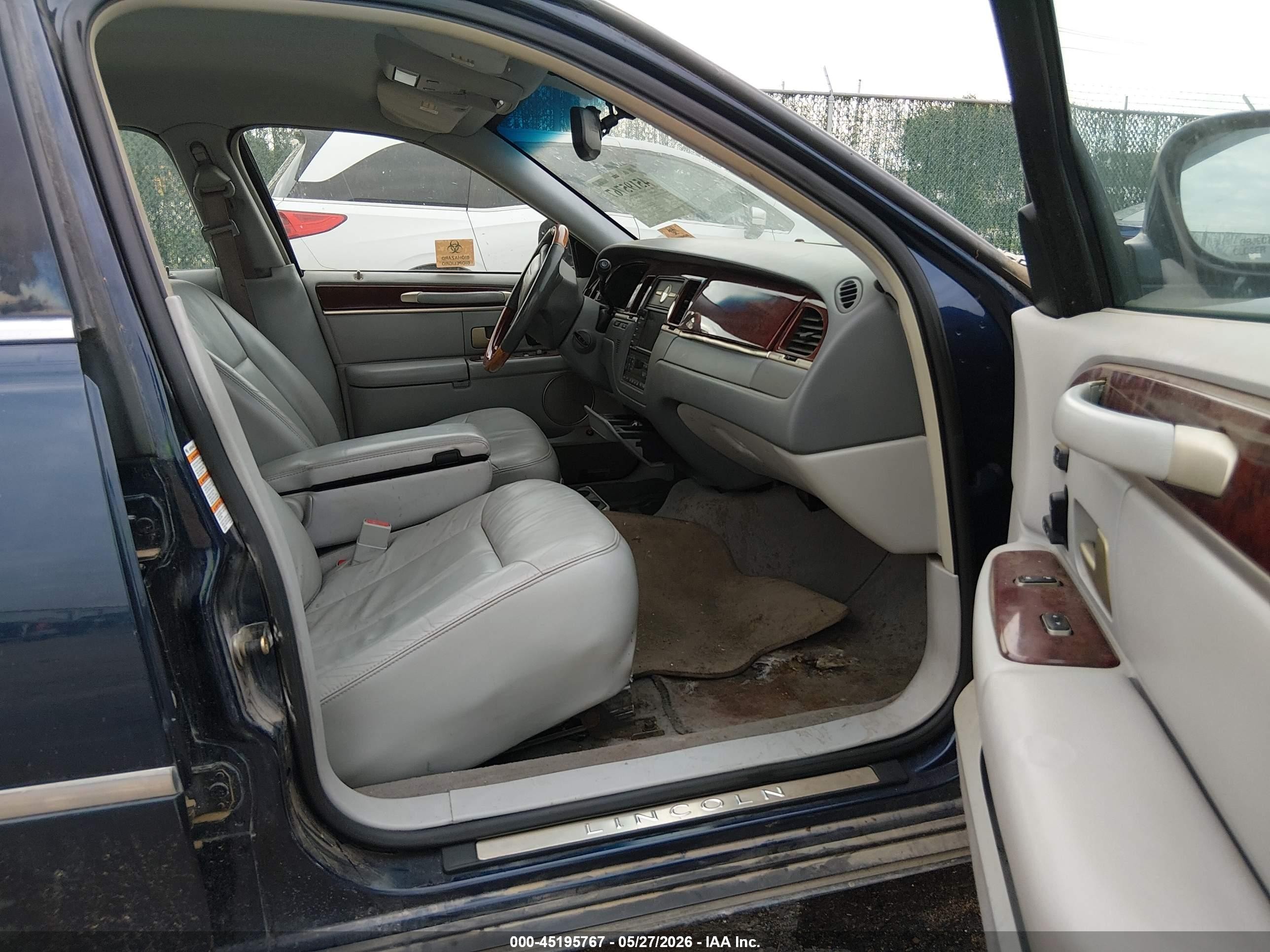 2004 Lincoln Town Car Ultimate Blue vin: 1LNHM83W94Y670610