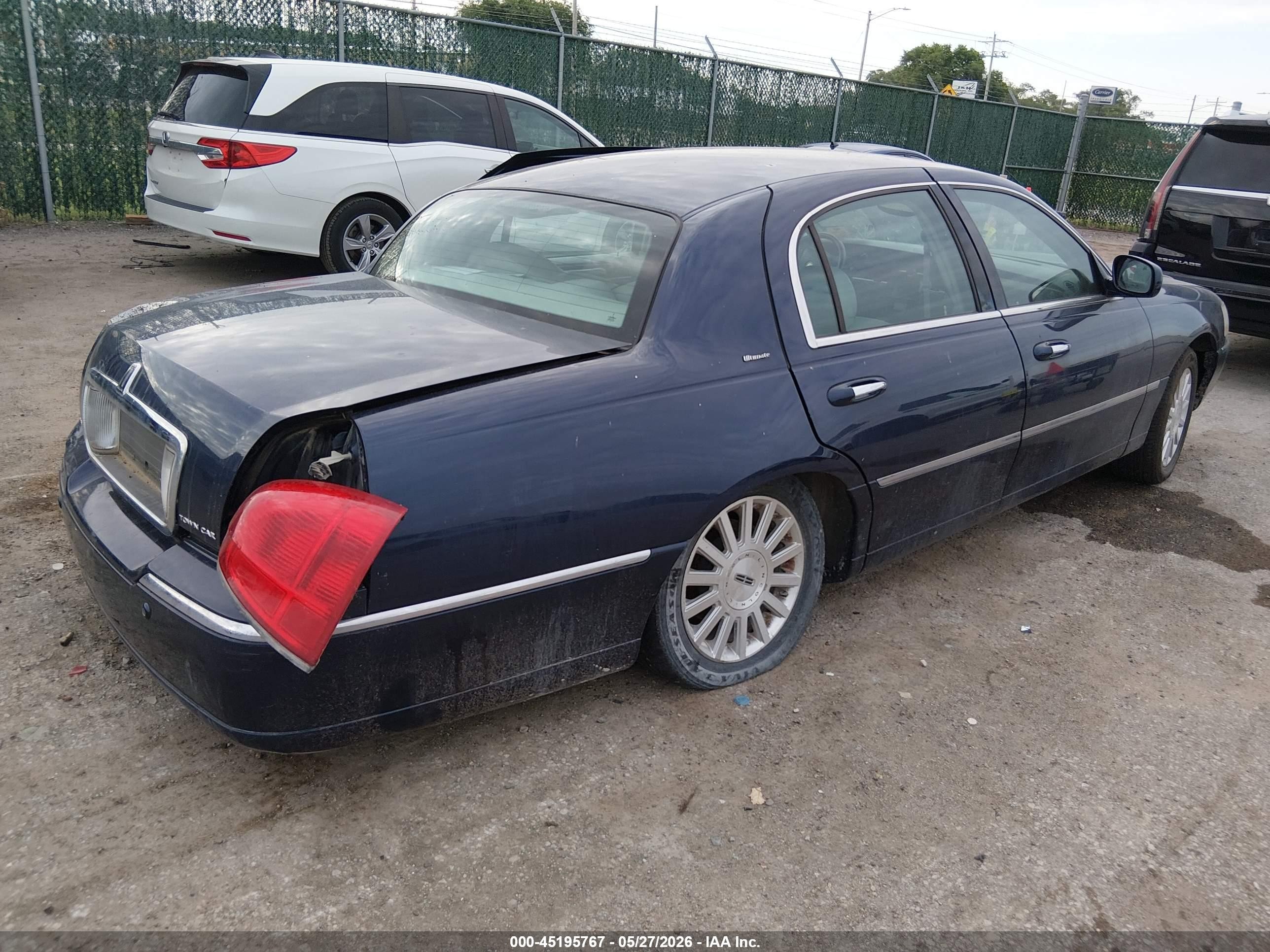 2004 Lincoln Town Car Ultimate Blue vin: 1LNHM83W94Y670610
