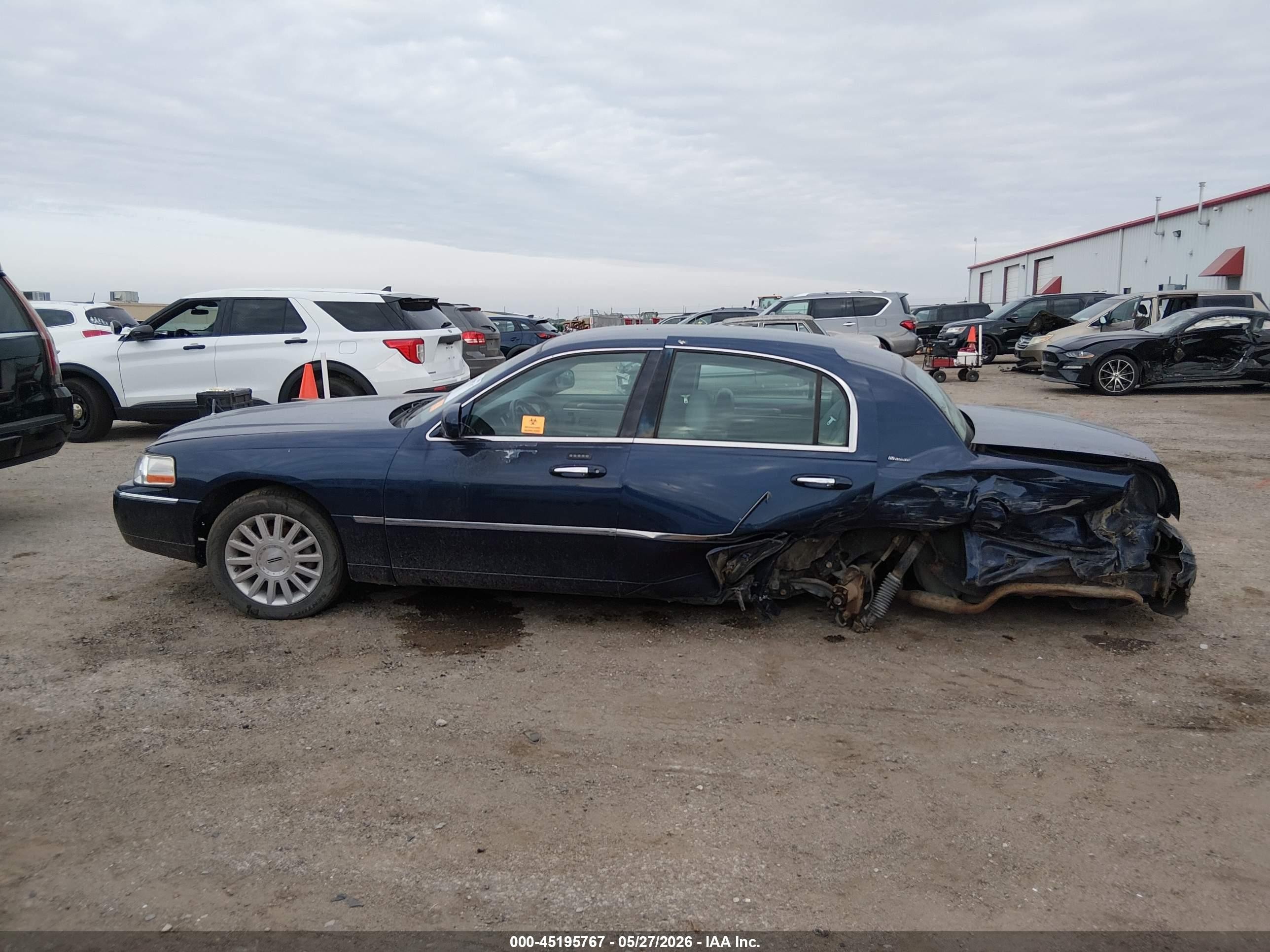 2004 Lincoln Town Car Ultimate Blue vin: 1LNHM83W94Y670610