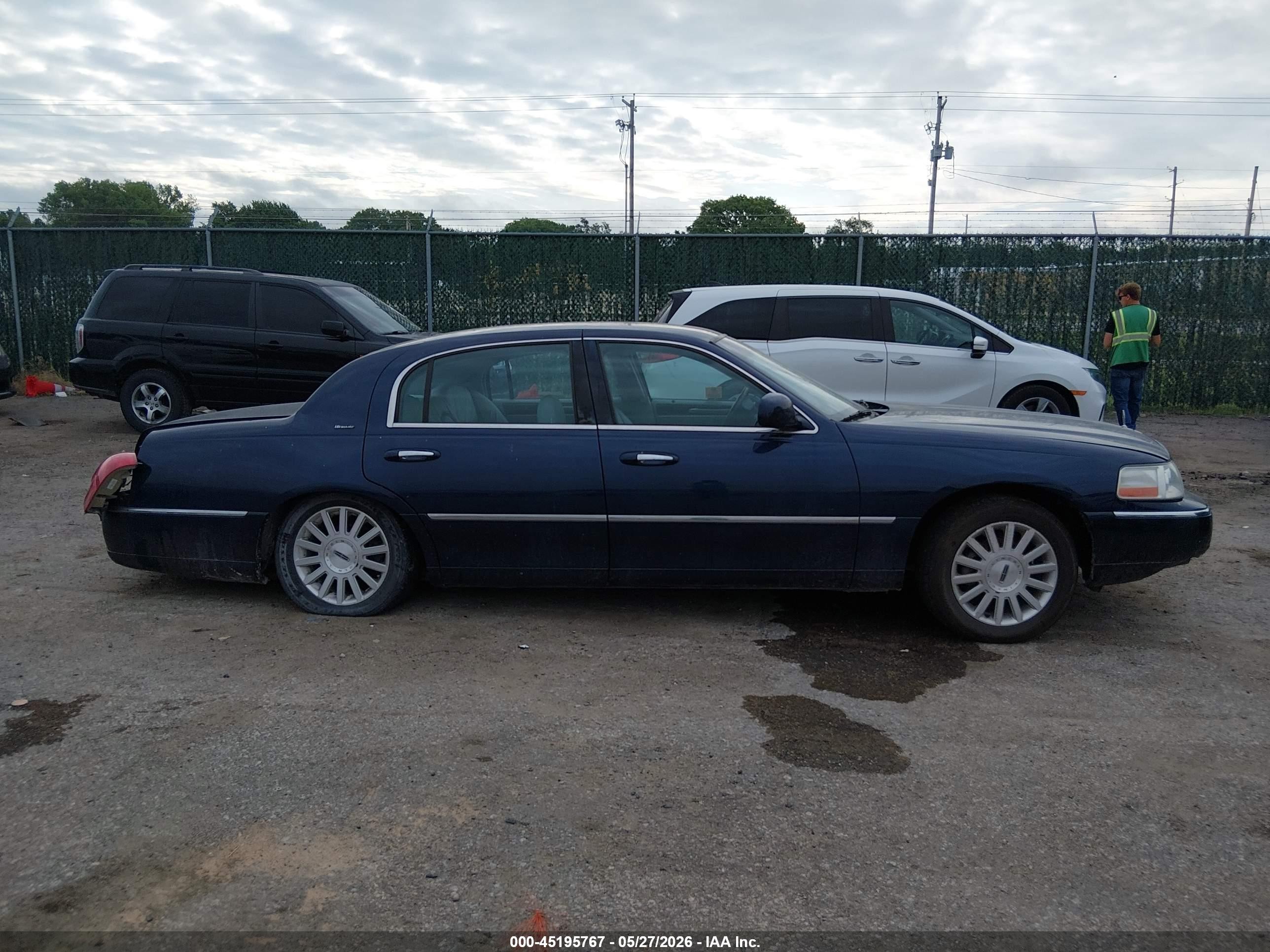 2004 Lincoln Town Car Ultimate Blue vin: 1LNHM83W94Y670610