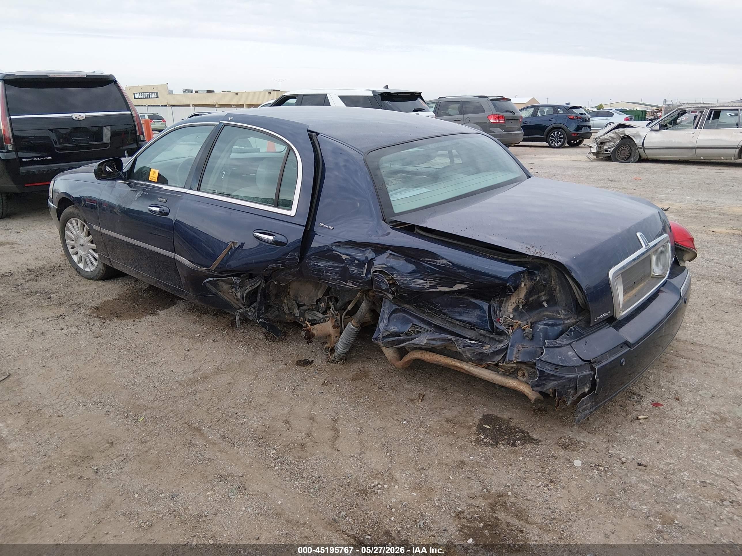 2004 Lincoln Town Car Ultimate Blue vin: 1LNHM83W94Y670610