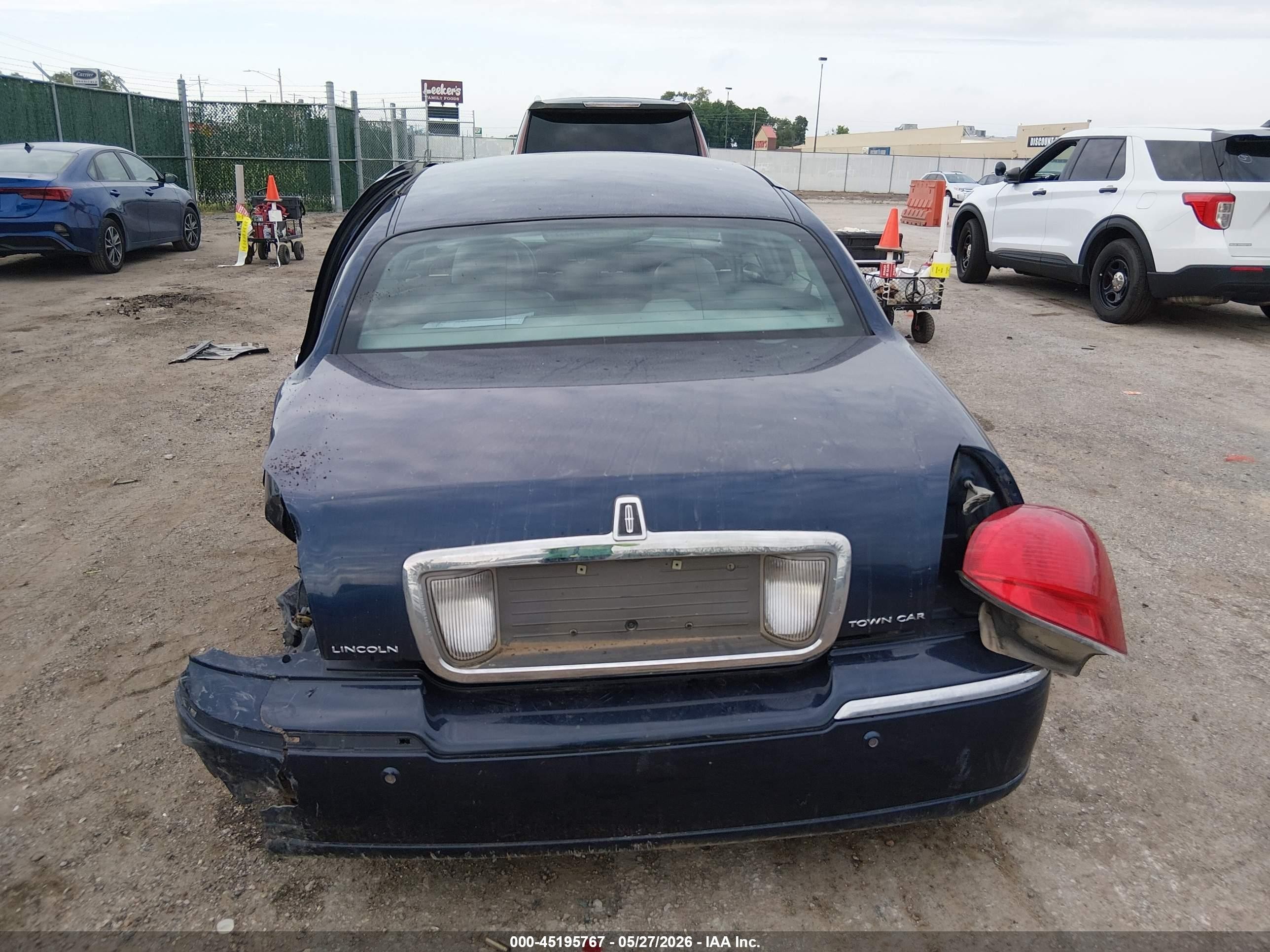 2004 Lincoln Town Car Ultimate Blue vin: 1LNHM83W94Y670610