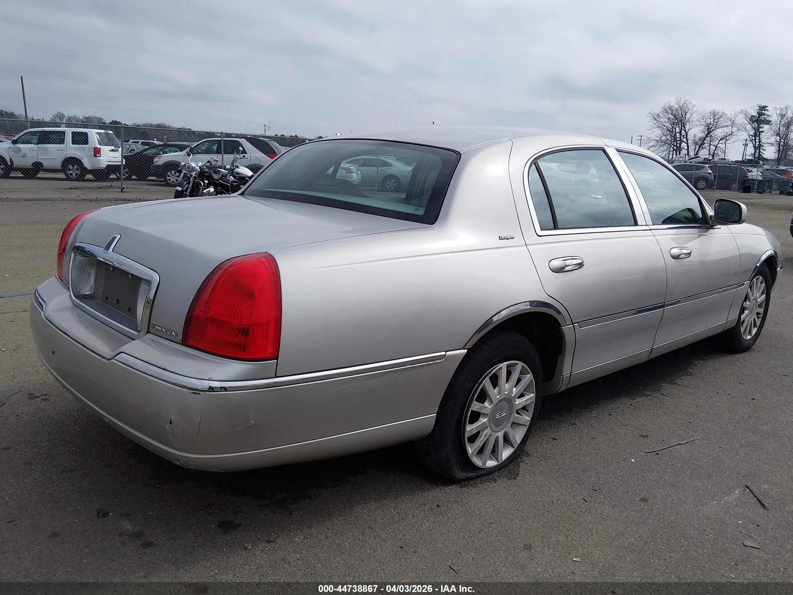 2006 Lincoln Town Car Designer Series Silver vin: 1LNHM83W96Y609471