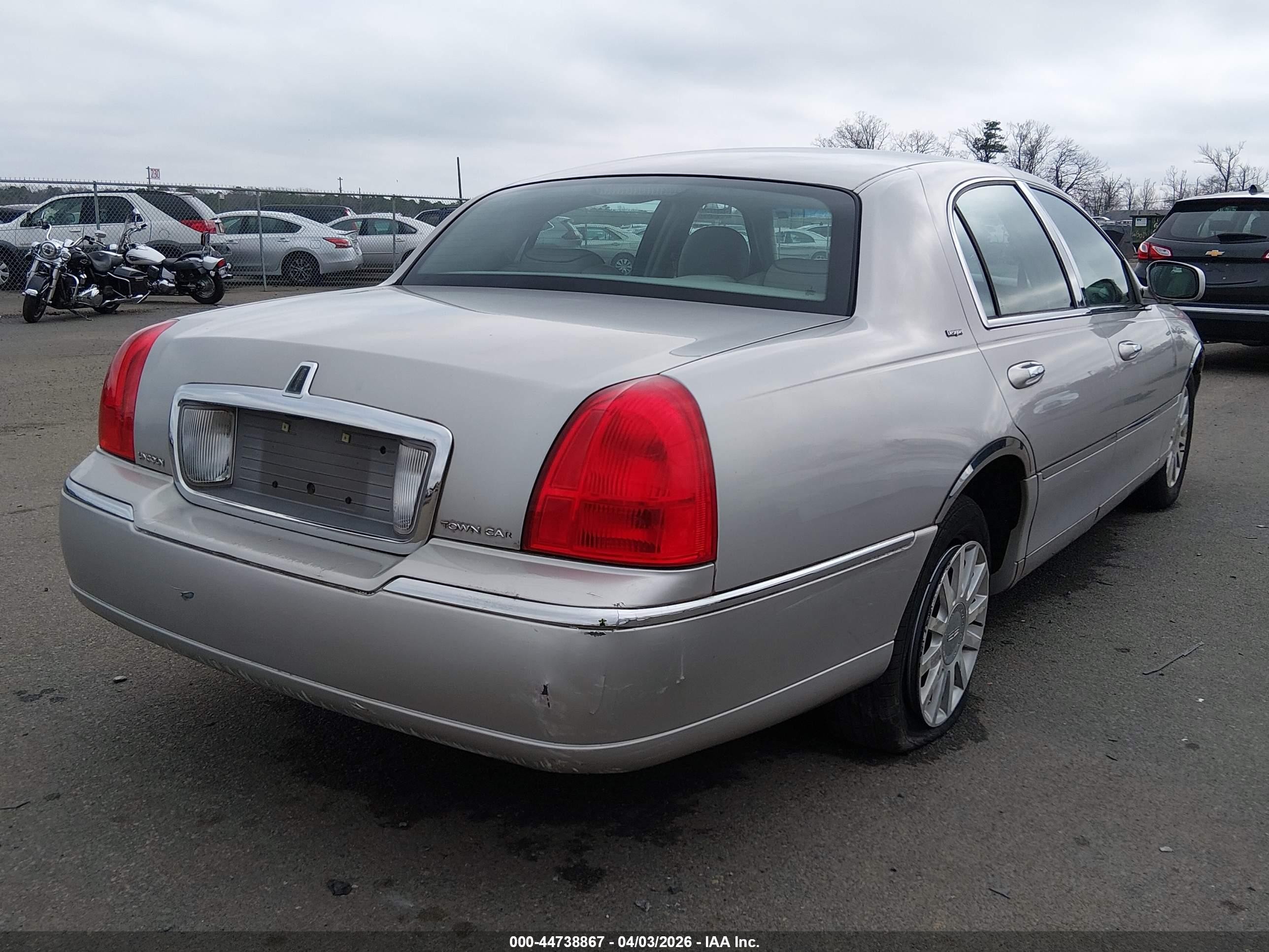 2006 Lincoln Town Car Designer Series Silver vin: 1LNHM83W96Y609471