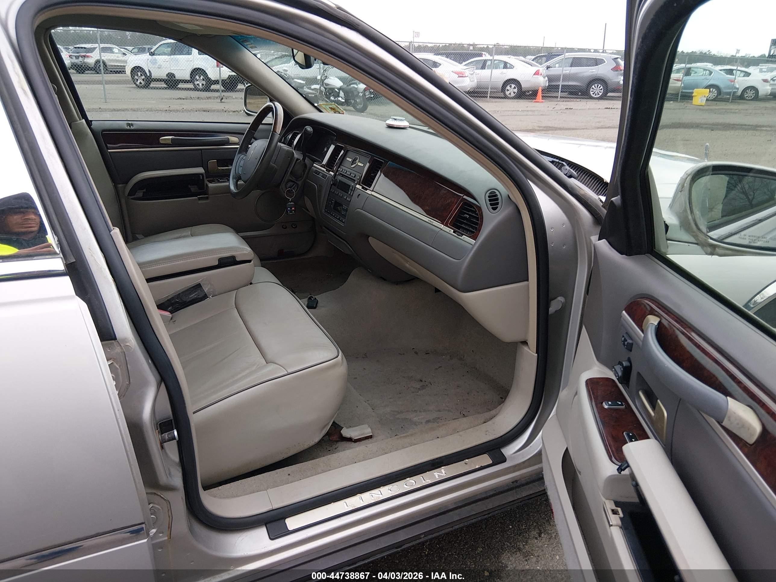 2006 Lincoln Town Car Designer Series Silver vin: 1LNHM83W96Y609471