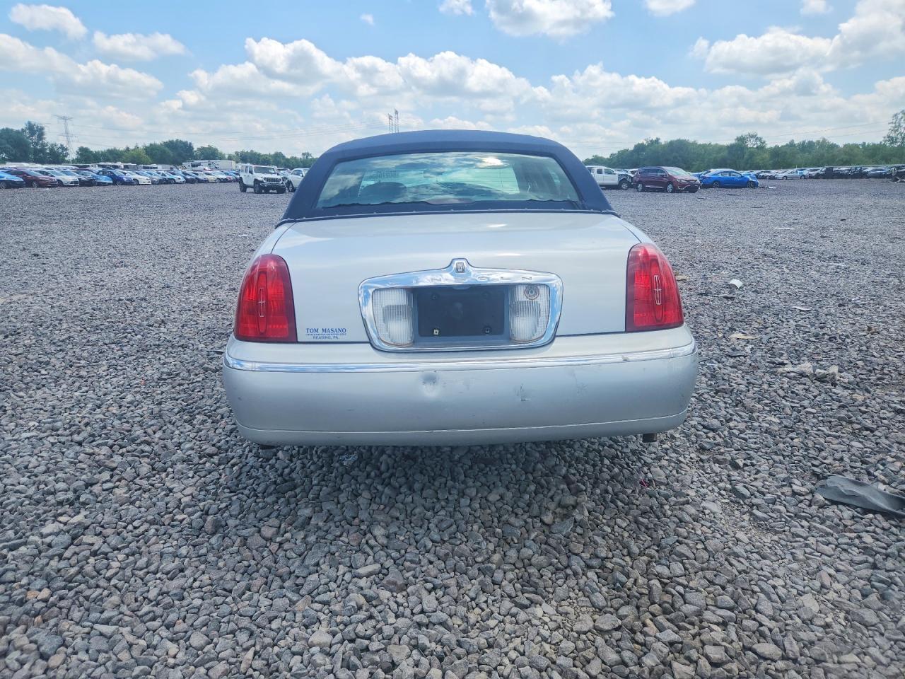 1999 Lincoln Town Car Cartier Silver vin: 1LNHM83W9XY668375