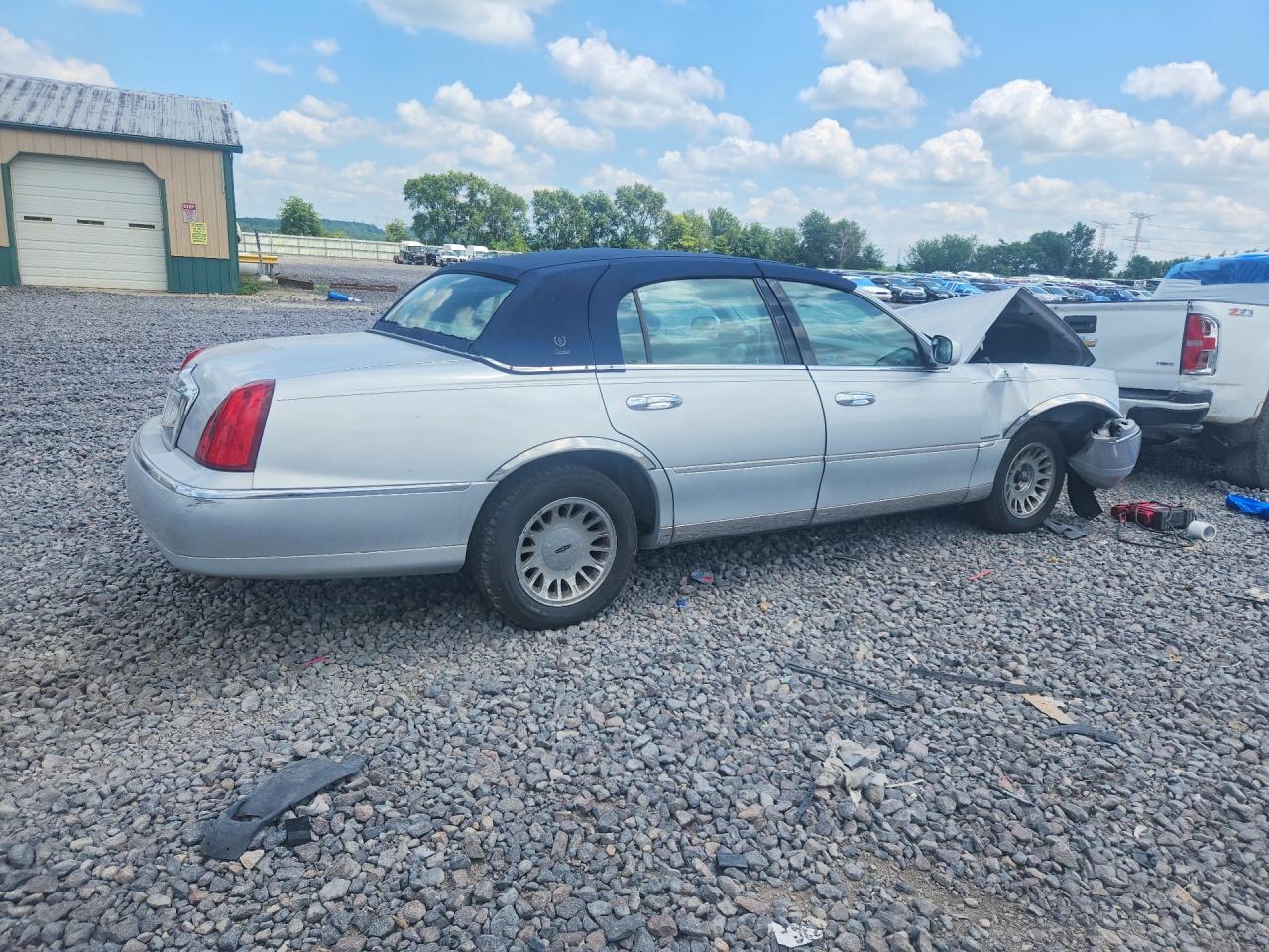 1999 Lincoln Town Car Cartier Silver vin: 1LNHM83W9XY668375
