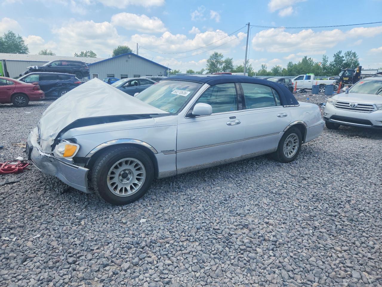 1999 Lincoln Town Car Cartier Silver vin: 1LNHM83W9XY668375