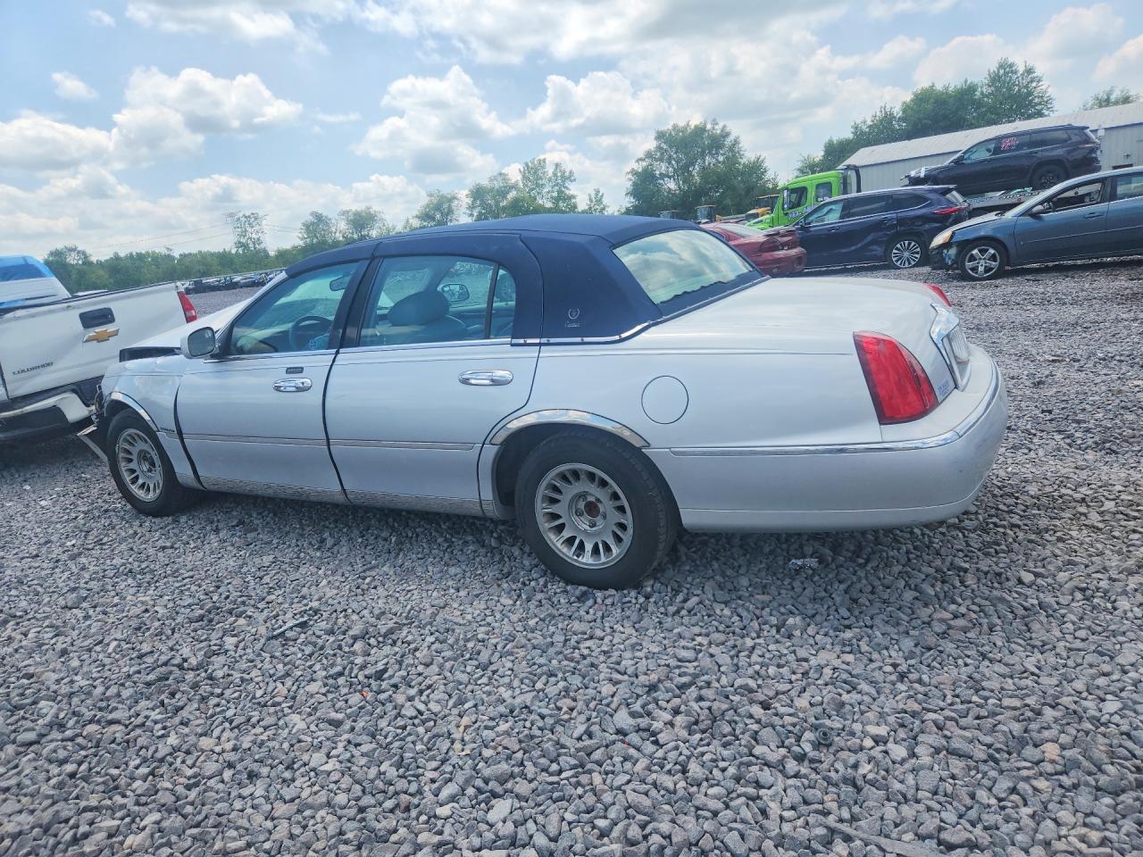 1999 Lincoln Town Car Cartier Silver vin: 1LNHM83W9XY668375