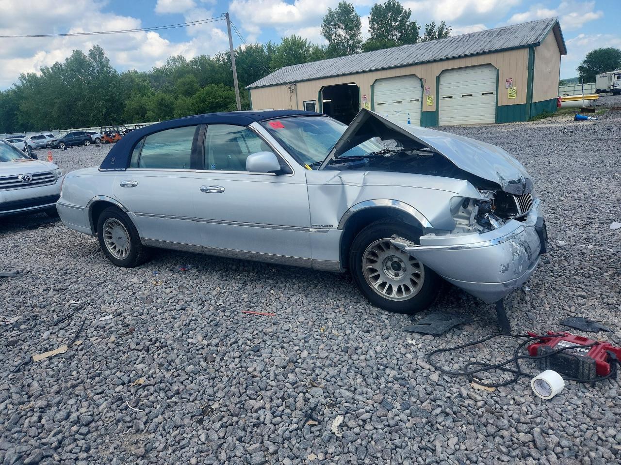 1999 Lincoln Town Car Cartier Silver vin: 1LNHM83W9XY668375
