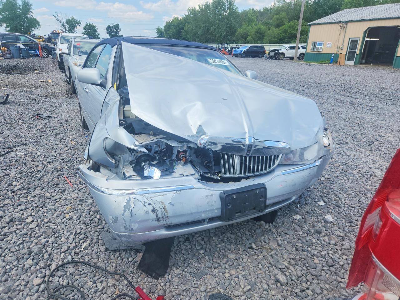 1999 Lincoln Town Car Cartier Silver vin: 1LNHM83W9XY668375