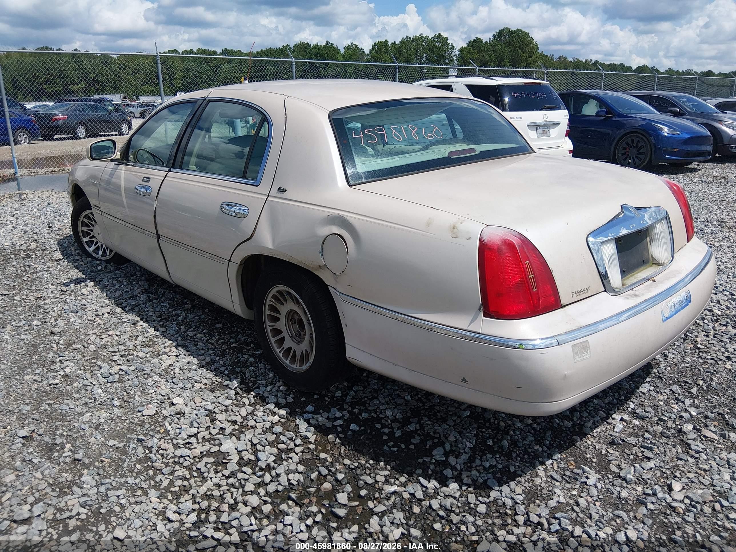 1999 Lincoln Town Car Cartier Champagne vin: 1LNHM83W9XY711080