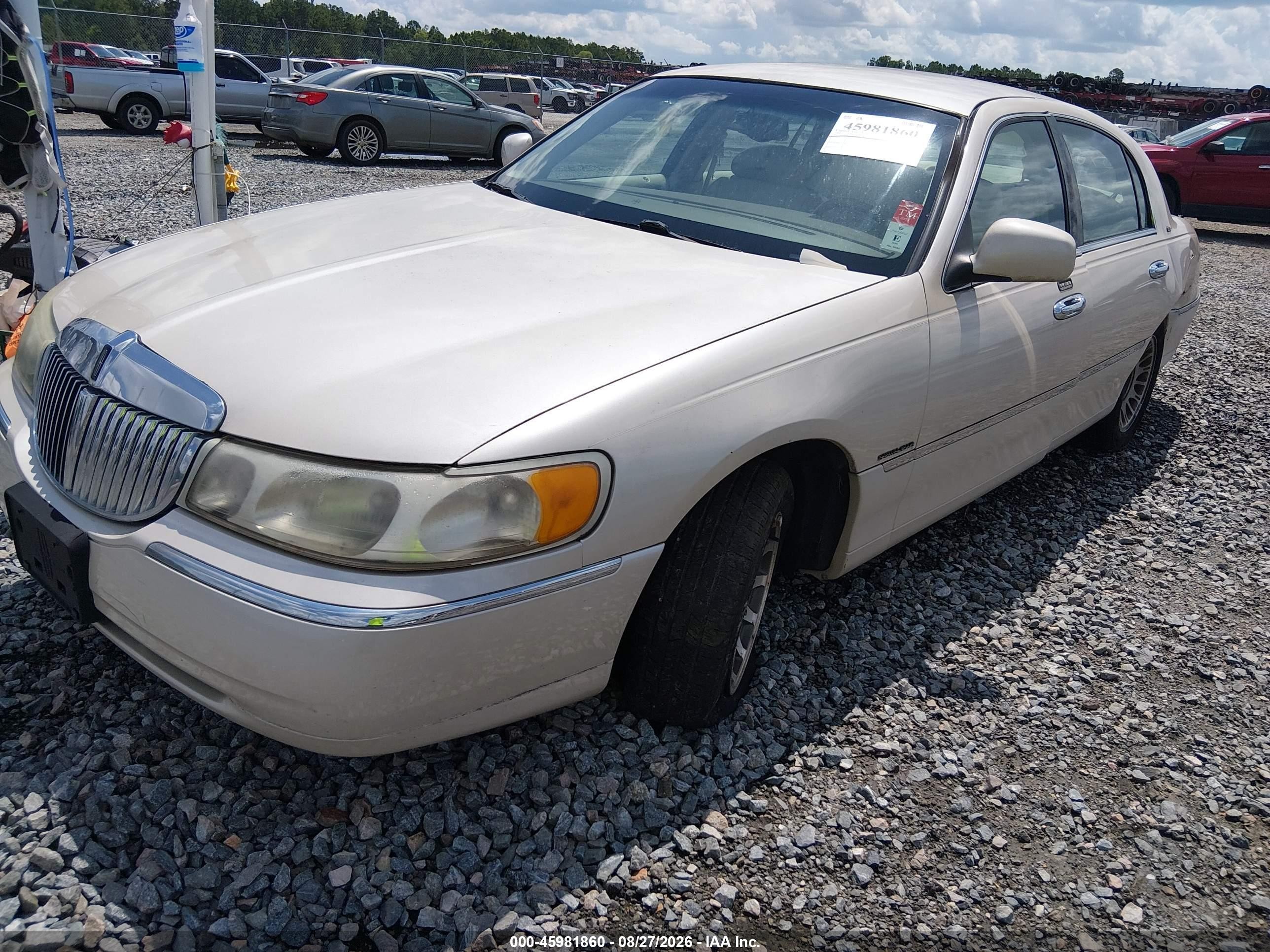 1999 Lincoln Town Car Cartier Champagne vin: 1LNHM83W9XY711080