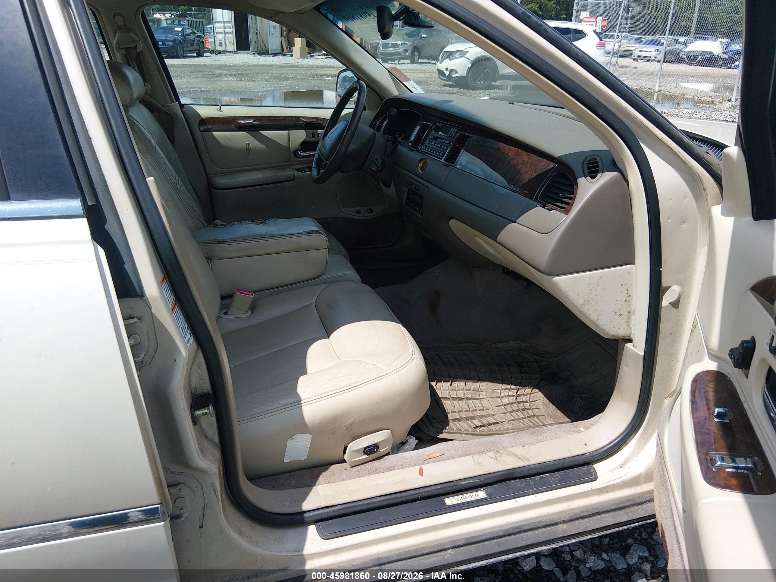 1999 Lincoln Town Car Cartier Champagne vin: 1LNHM83W9XY711080