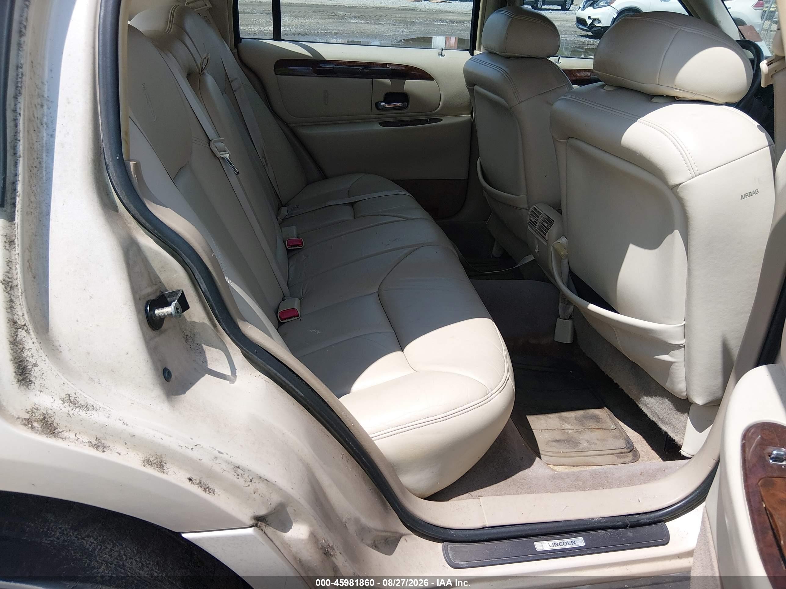 1999 Lincoln Town Car Cartier Champagne vin: 1LNHM83W9XY711080