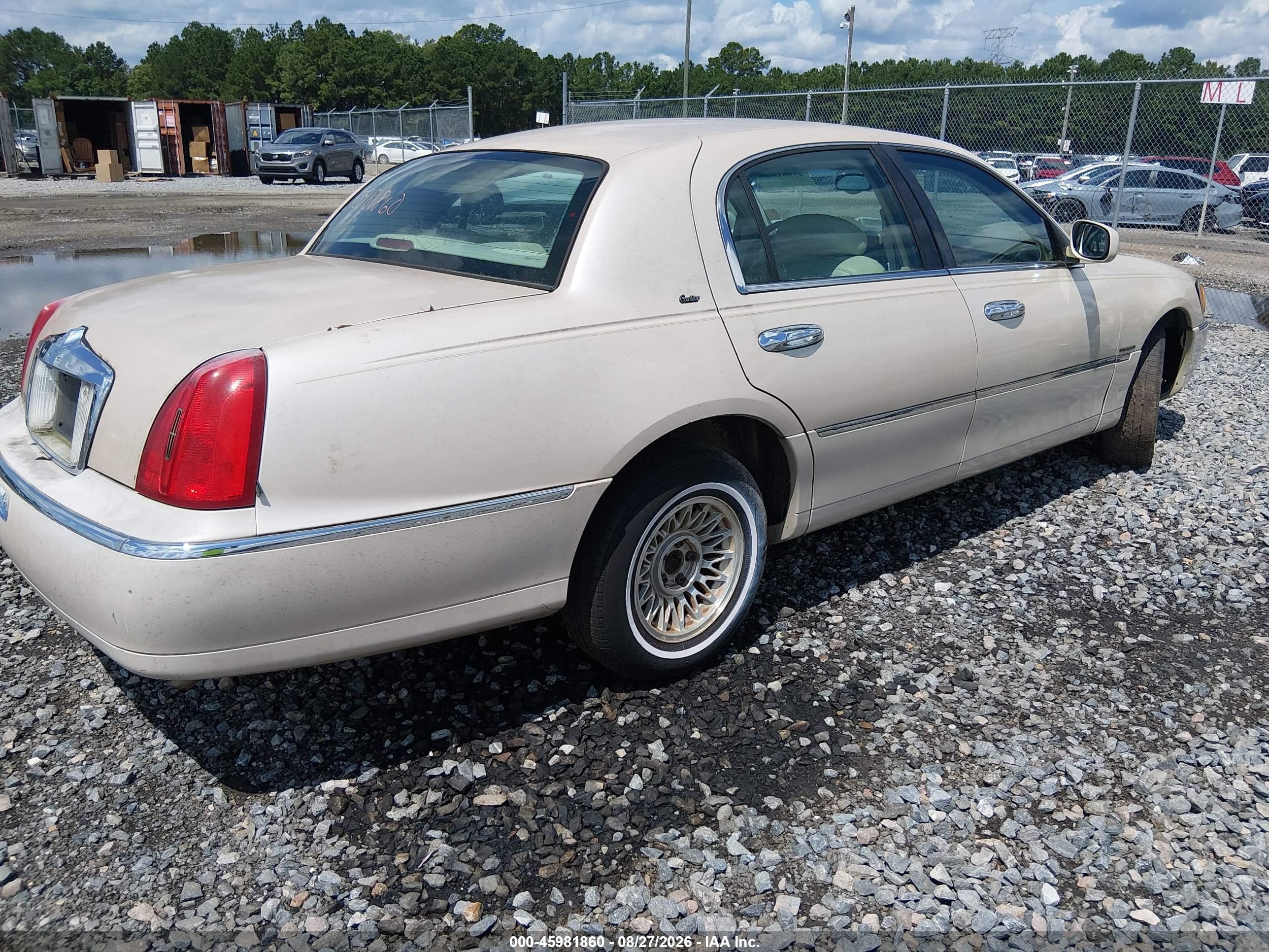 1999 Lincoln Town Car Cartier Champagne vin: 1LNHM83W9XY711080