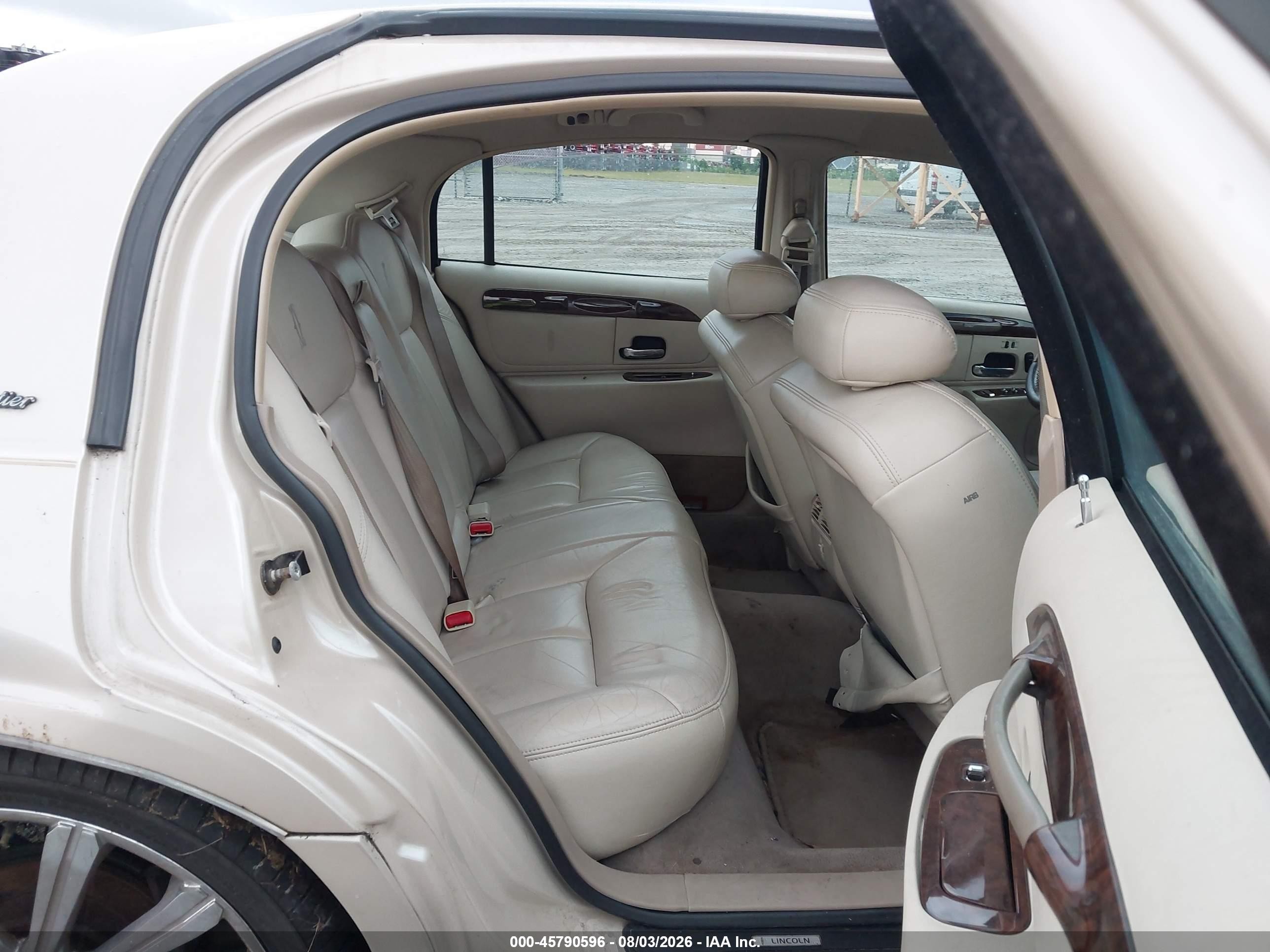 2000 Lincoln Town Car Cartier Tan vin: 1LNHM83W9YY891453
