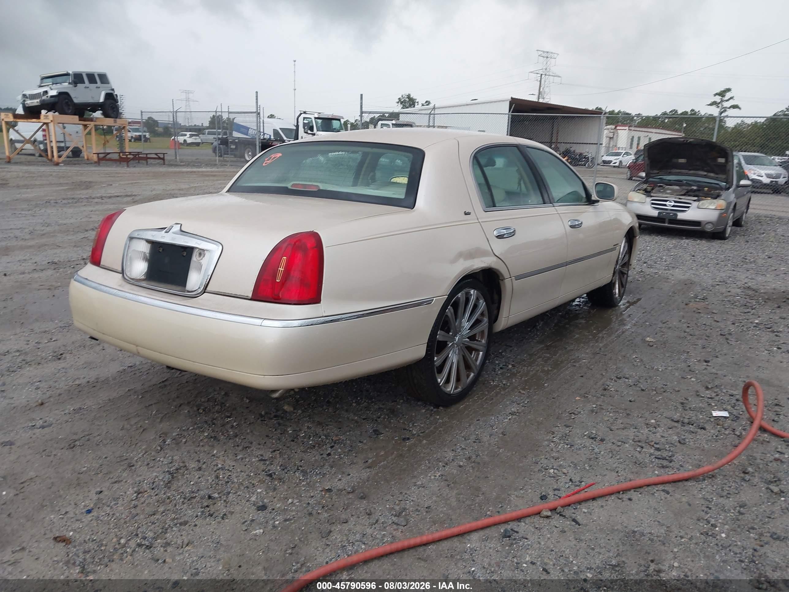 2000 Lincoln Town Car Cartier Tan vin: 1LNHM83W9YY891453