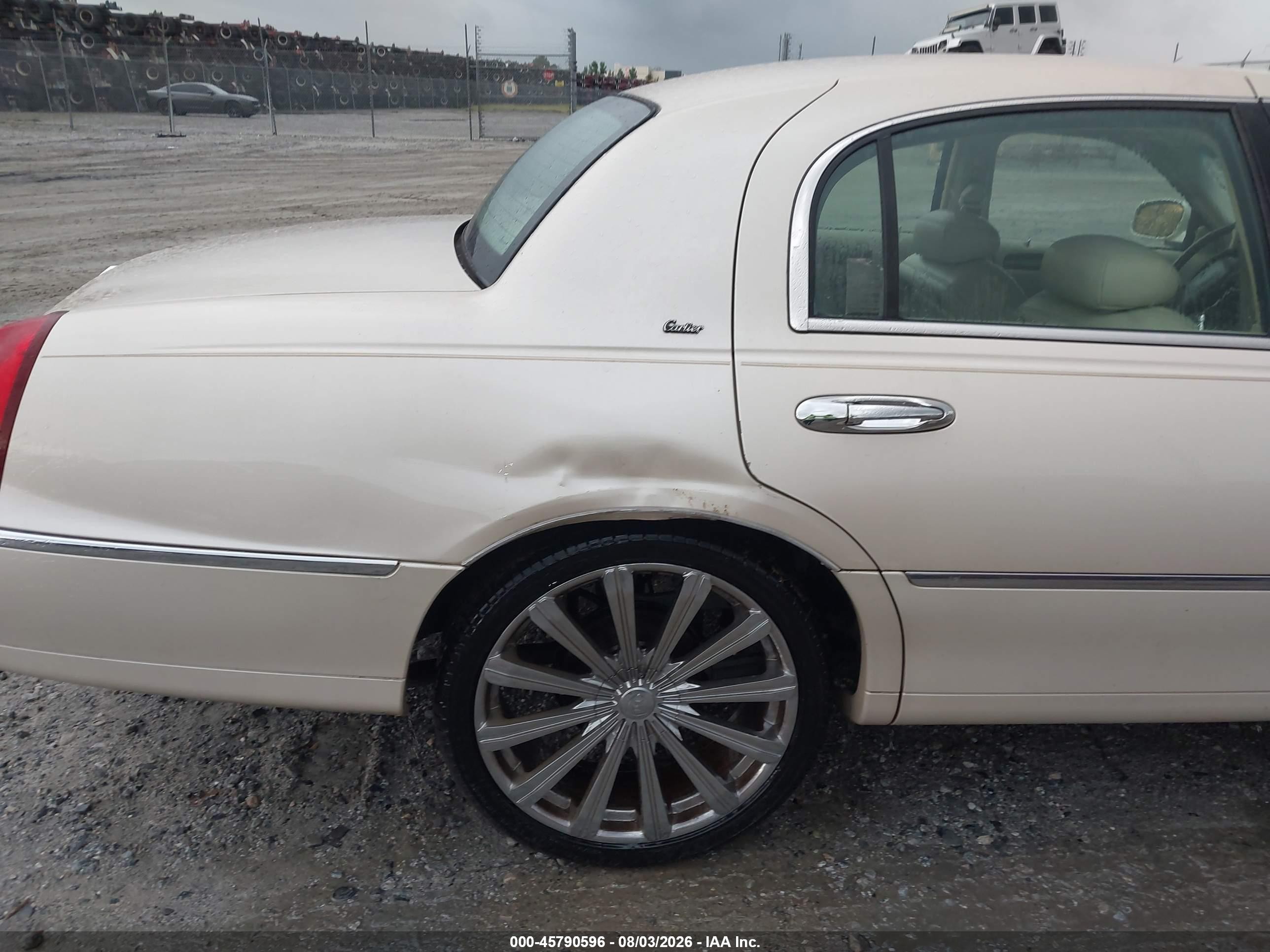 2000 Lincoln Town Car Cartier Tan vin: 1LNHM83W9YY891453