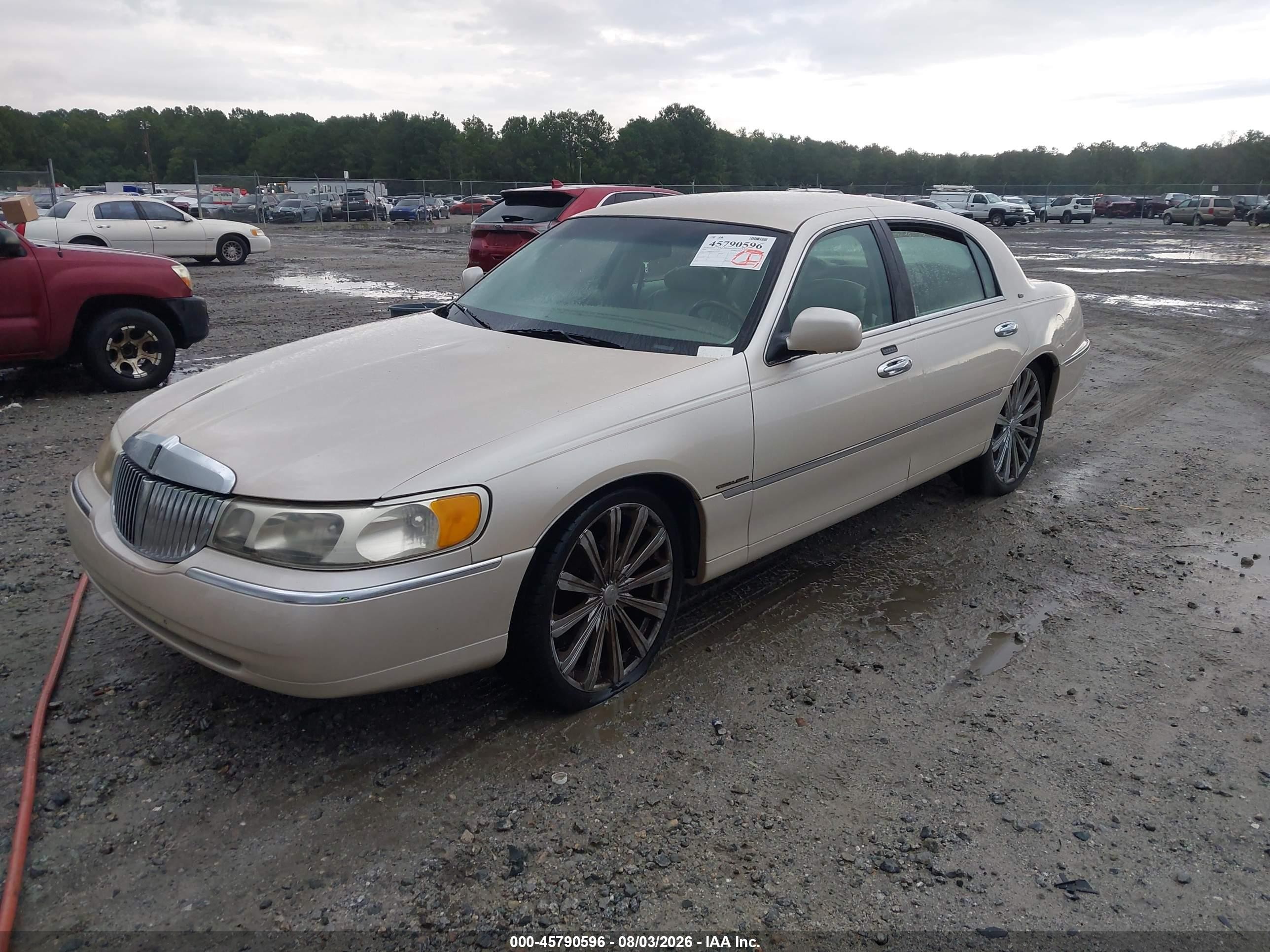 2000 Lincoln Town Car Cartier Tan vin: 1LNHM83W9YY891453