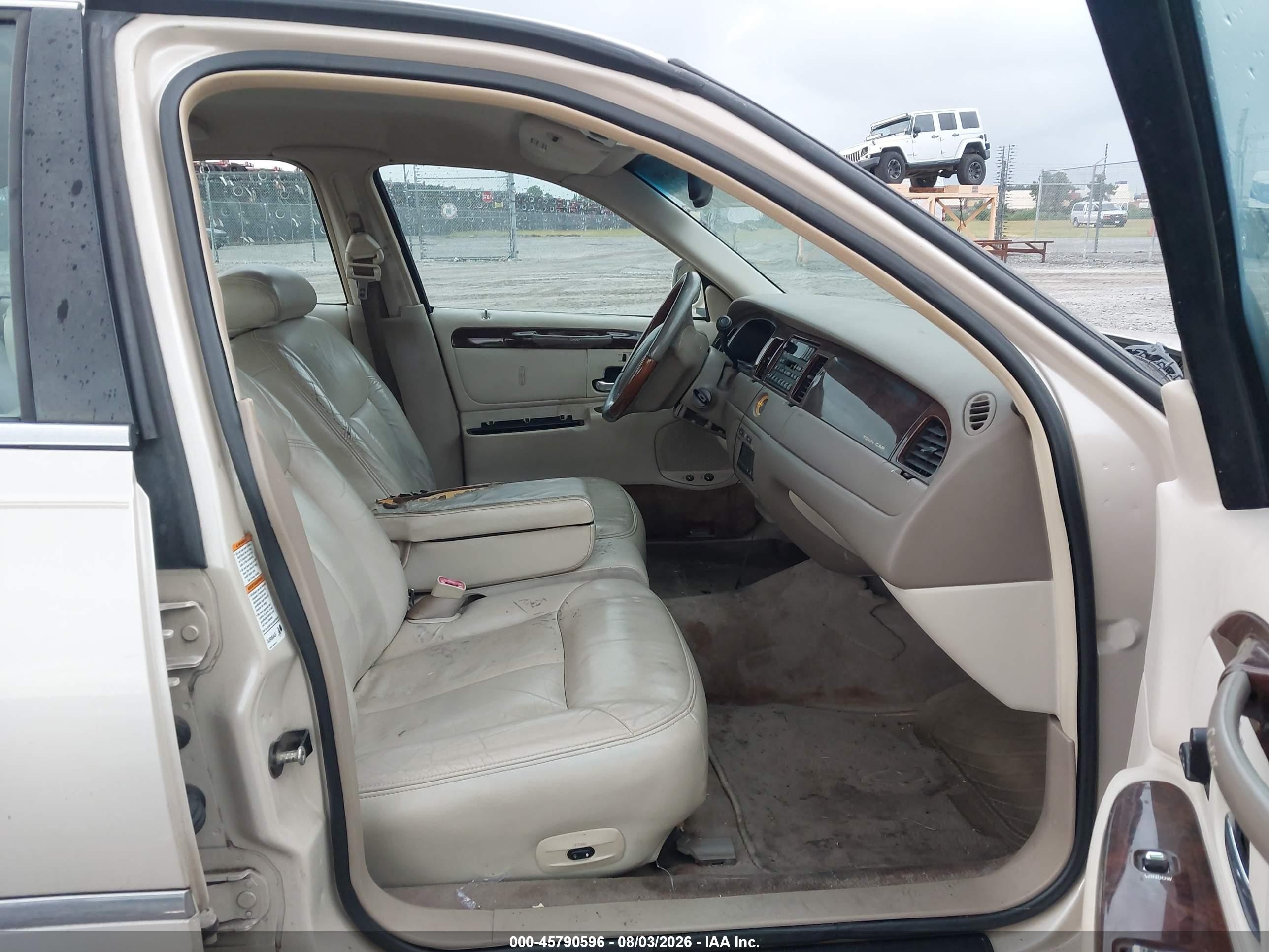 2000 Lincoln Town Car Cartier Tan vin: 1LNHM83W9YY891453