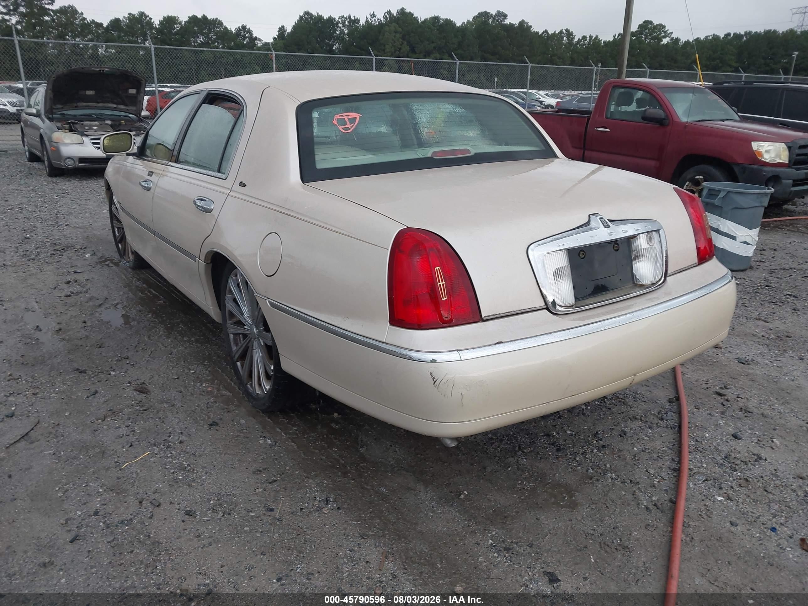 2000 Lincoln Town Car Cartier Tan vin: 1LNHM83W9YY891453