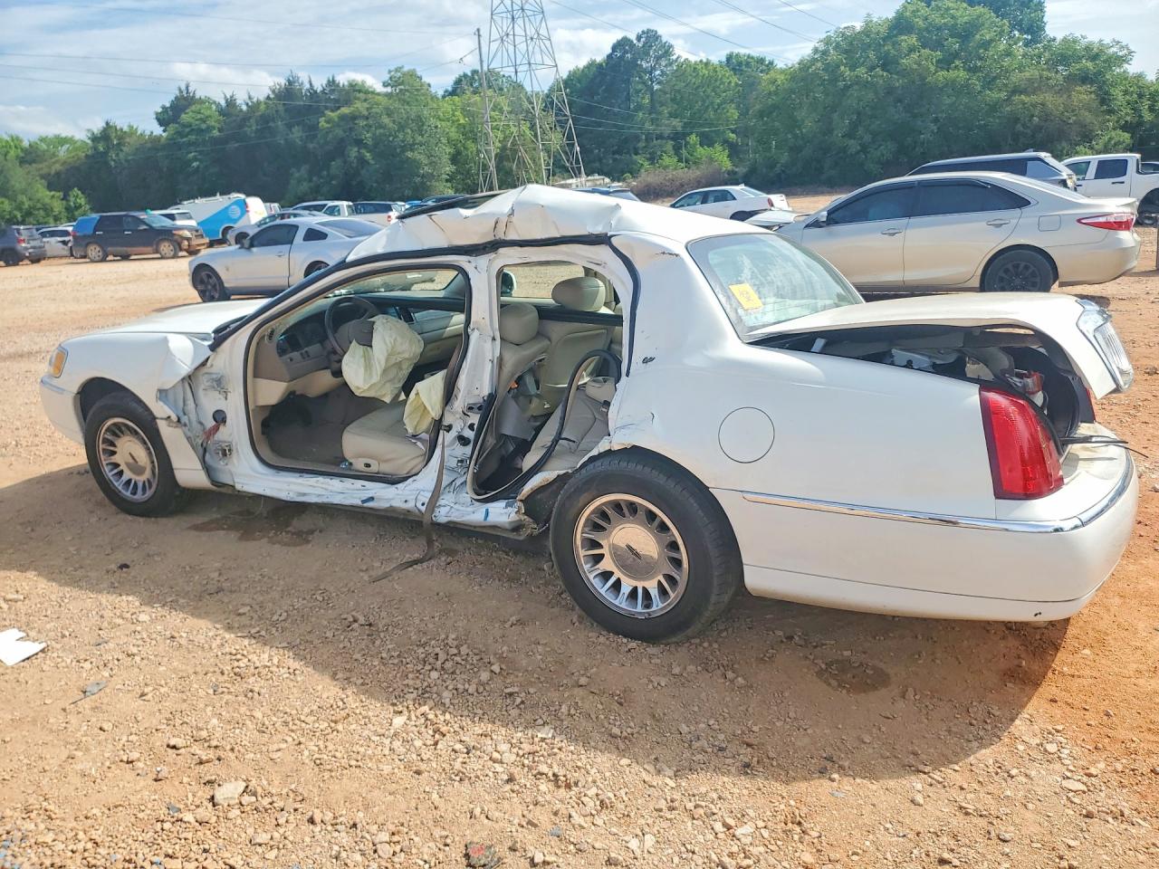 2002 Lincoln Town Car Cartier White vin: 1LNHM83WX2Y647026