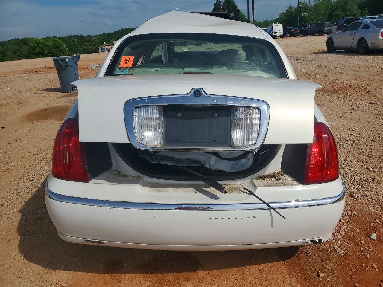 2002 Lincoln Town Car Cartier White vin: 1LNHM83WX2Y647026