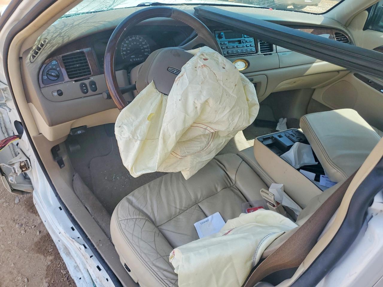 2002 Lincoln Town Car Cartier White vin: 1LNHM83WX2Y647026