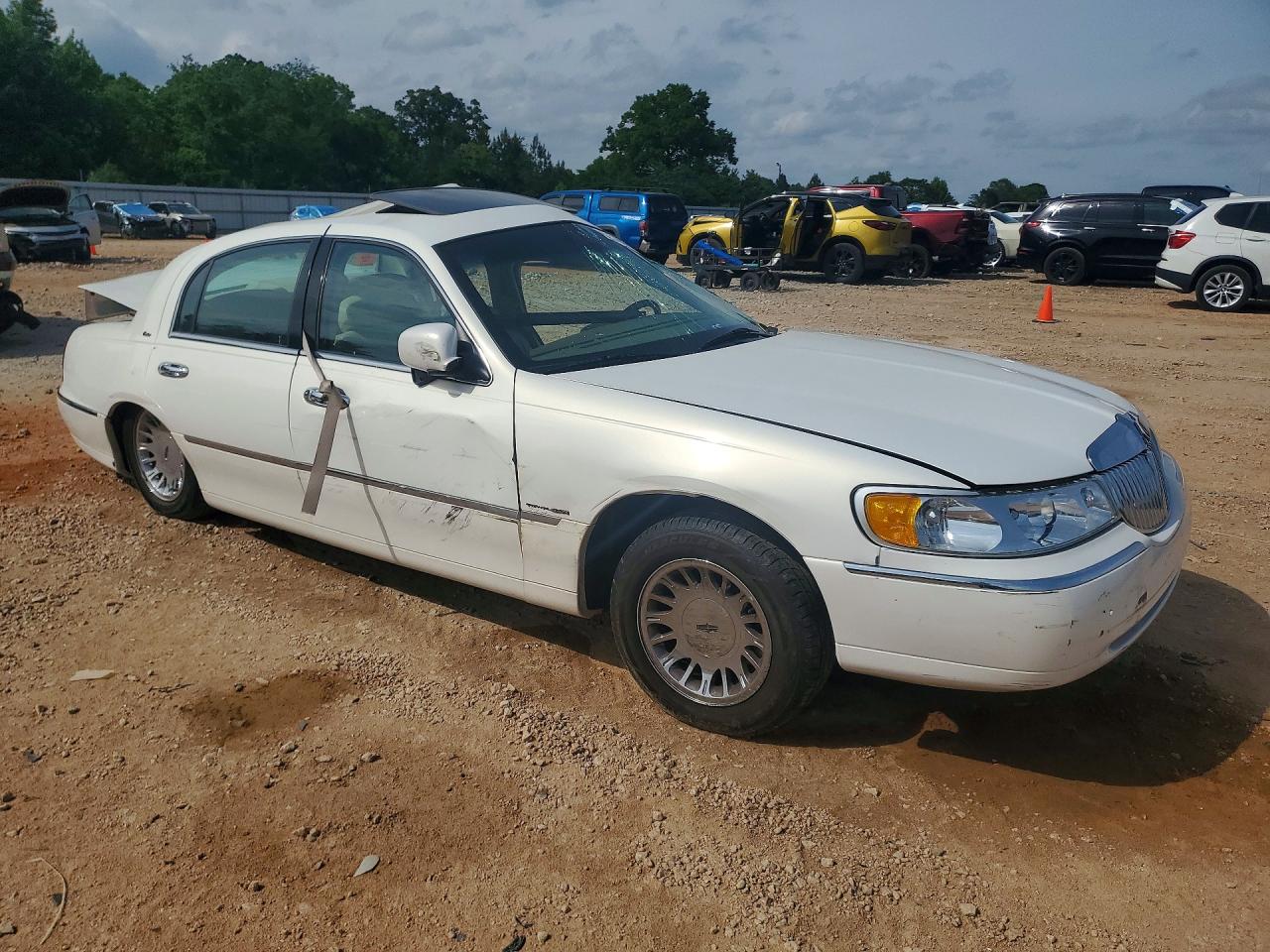 2002 Lincoln Town Car Cartier White vin: 1LNHM83WX2Y647026
