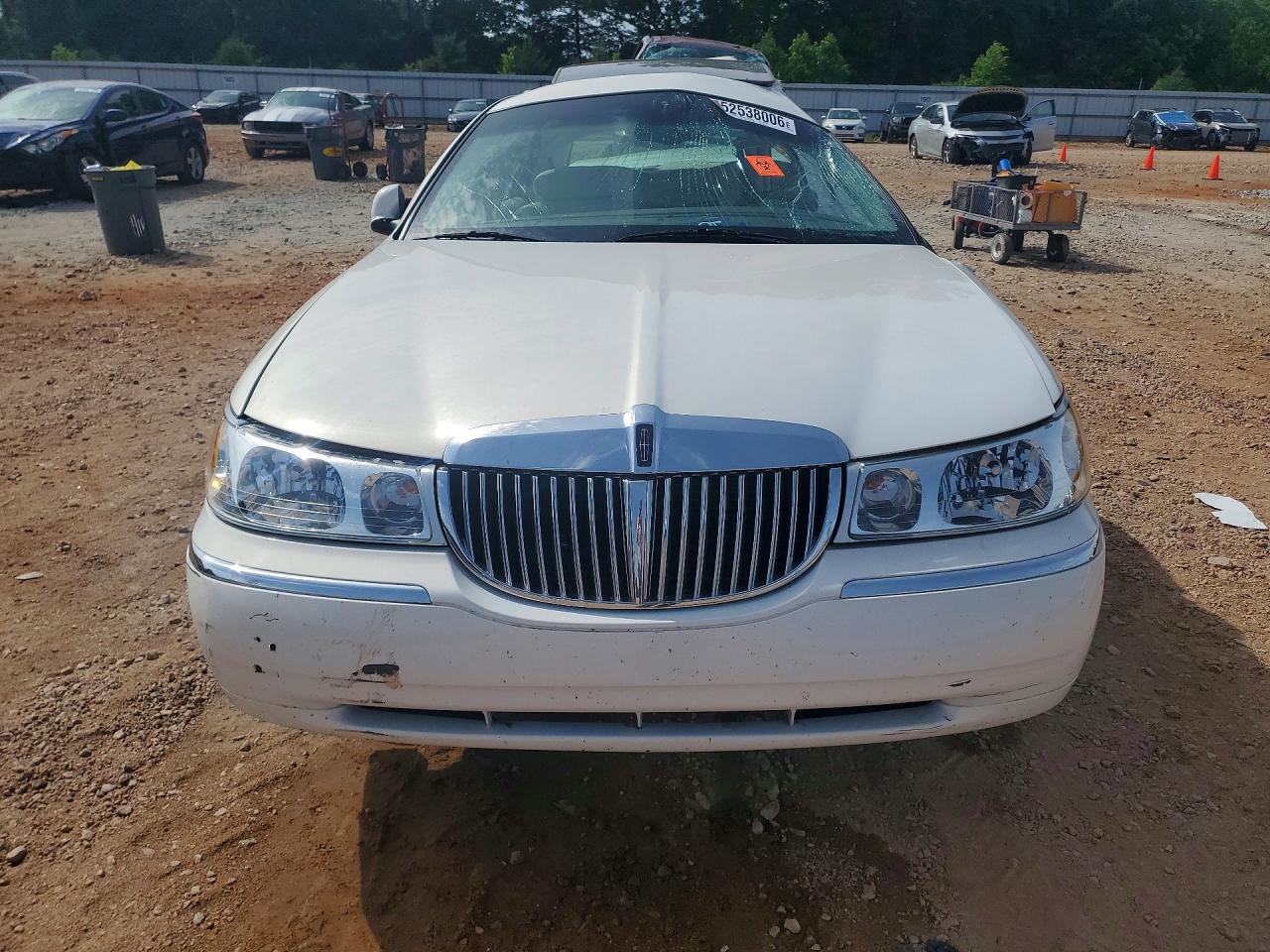 2002 Lincoln Town Car Cartier White vin: 1LNHM83WX2Y647026