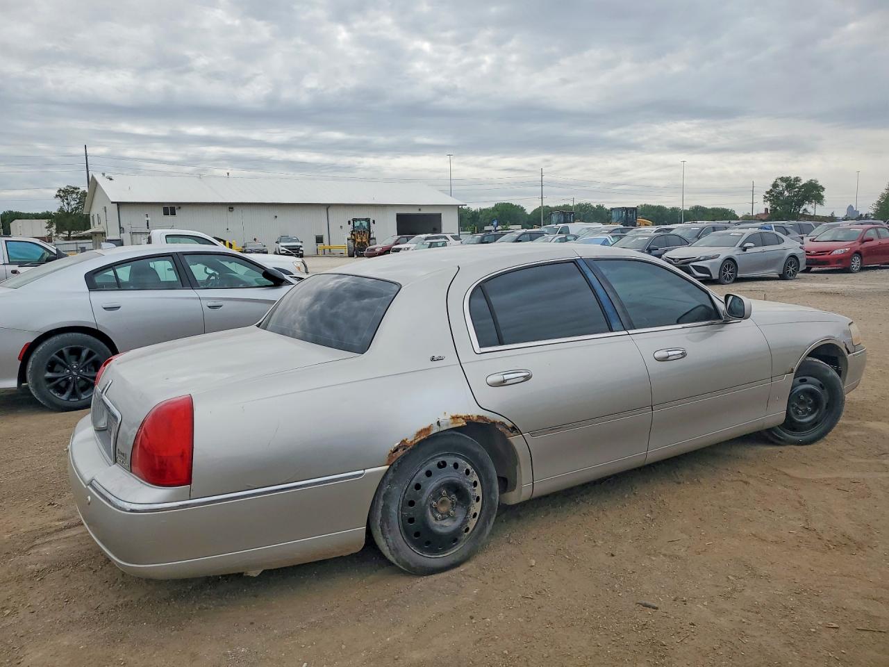 2003 Lincoln Town Car Cartier Silver vin: 1LNHM83WX3Y626677