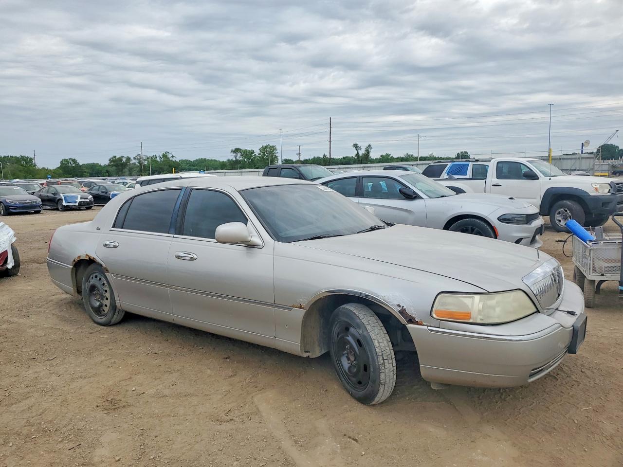 2003 Lincoln Town Car Cartier Silver vin: 1LNHM83WX3Y626677