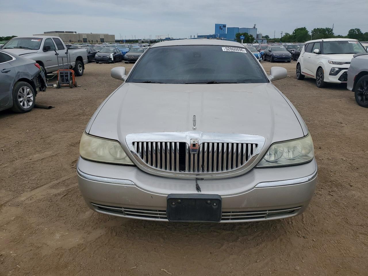 2003 Lincoln Town Car Cartier Silver vin: 1LNHM83WX3Y626677